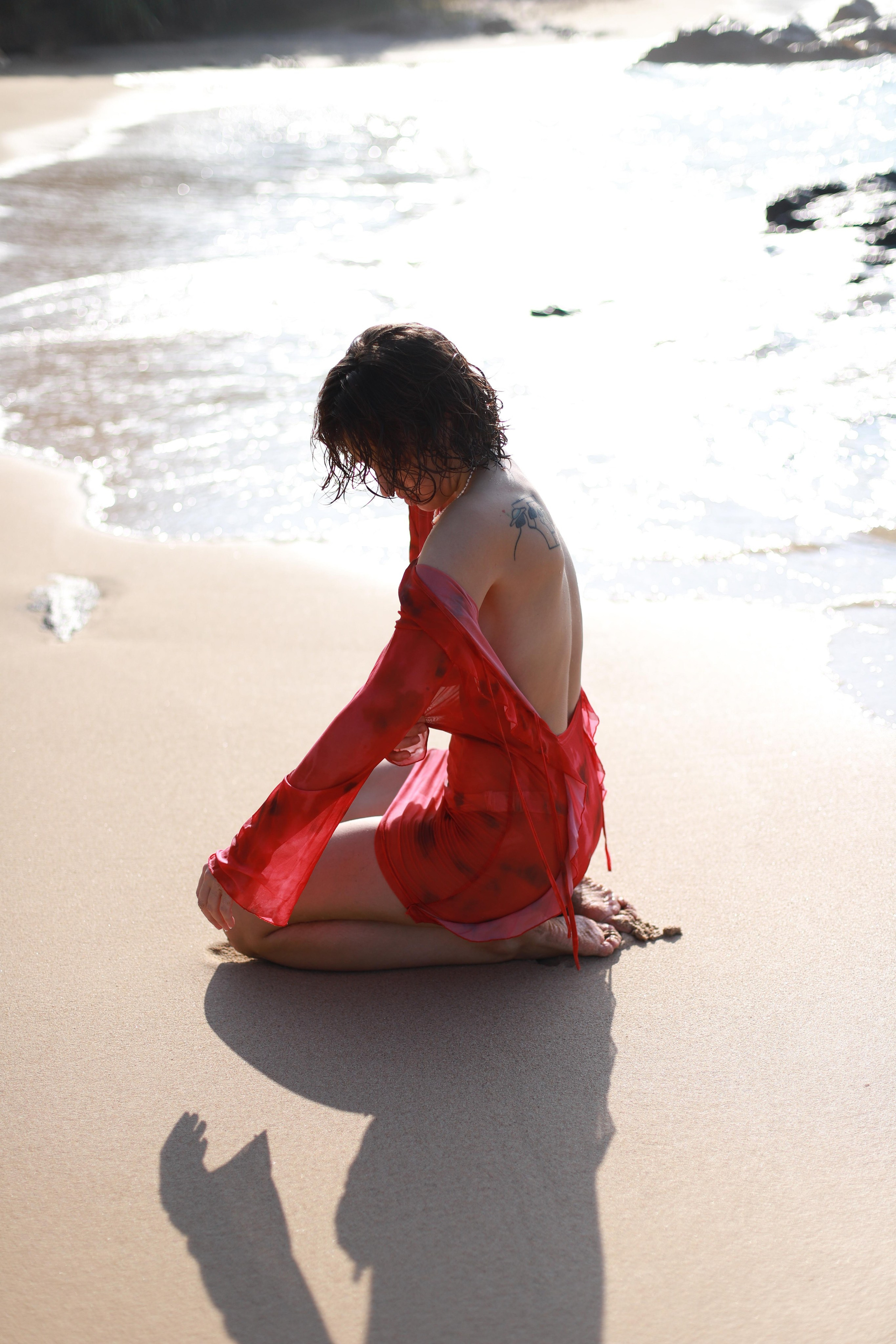 Арт-портрет в стиле 35 мм: девушка в красном платье с банановым листом в натуральном бассейне | Вера Казанцева — фотограф Шри-Ланка. Фотограф на Шри-Ланке