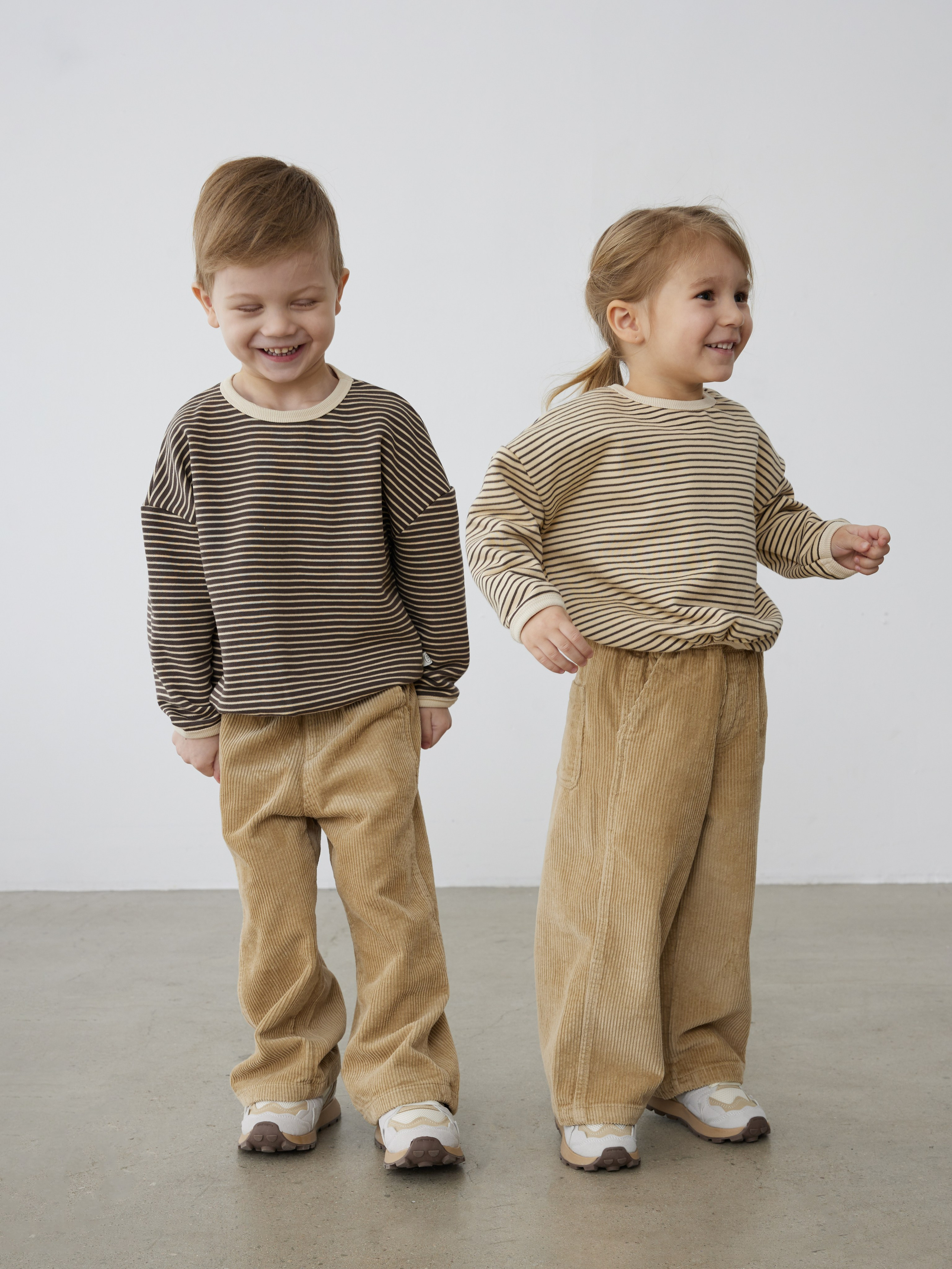 Фотограф Артём Галицкий. Специализируюсь на студийной съёмке одежды: каталоги, лукбуки, предметная съёмка. Опыт работы с fashion-брендами, маркетплейсами и коммерческими проектами. Грамотно выстраиваю свет, работаю быстро и точно под задачу. Также имею опыт работы гафером — отлично знаю световое оборудование и техническую сторону съёмочного процесса.