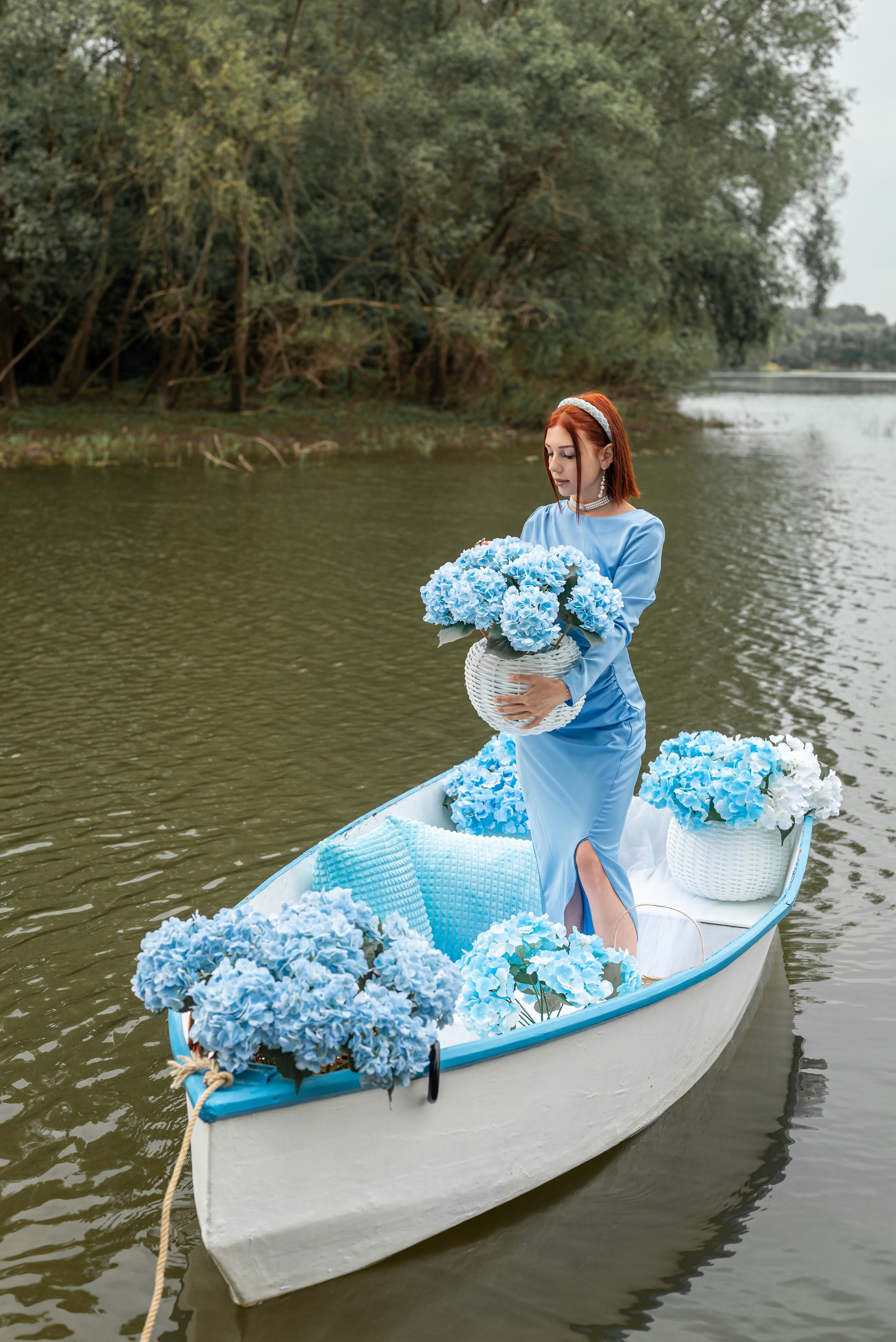 Фотопроект на лодке с голубыми гортензиями. Фотограф в городе Салават