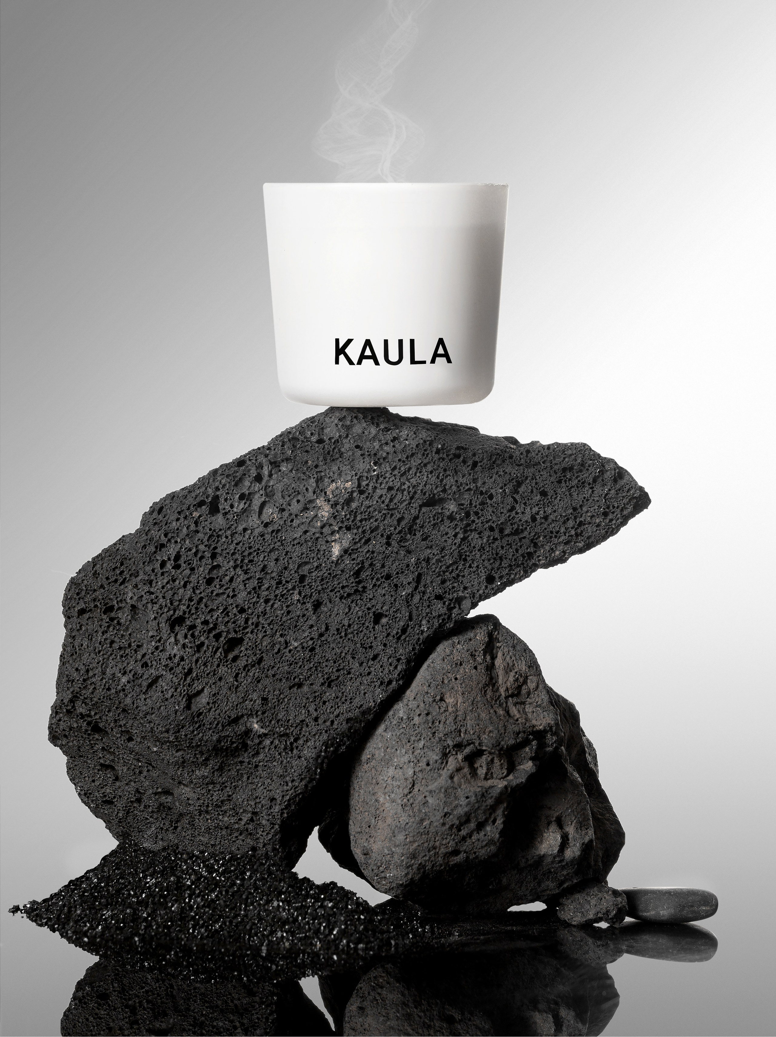 белая матовая свеча с реквизитом из черных камней