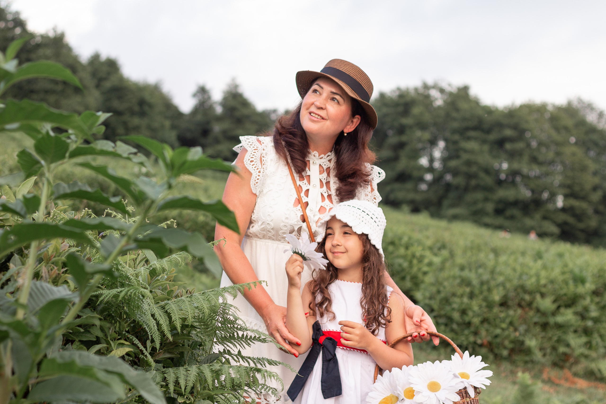 Мама с дочкой встречают закат в горах. Семейный фотограф в Сочи, Лоо, Дагомысе, Вардане Кучумова Олеся
