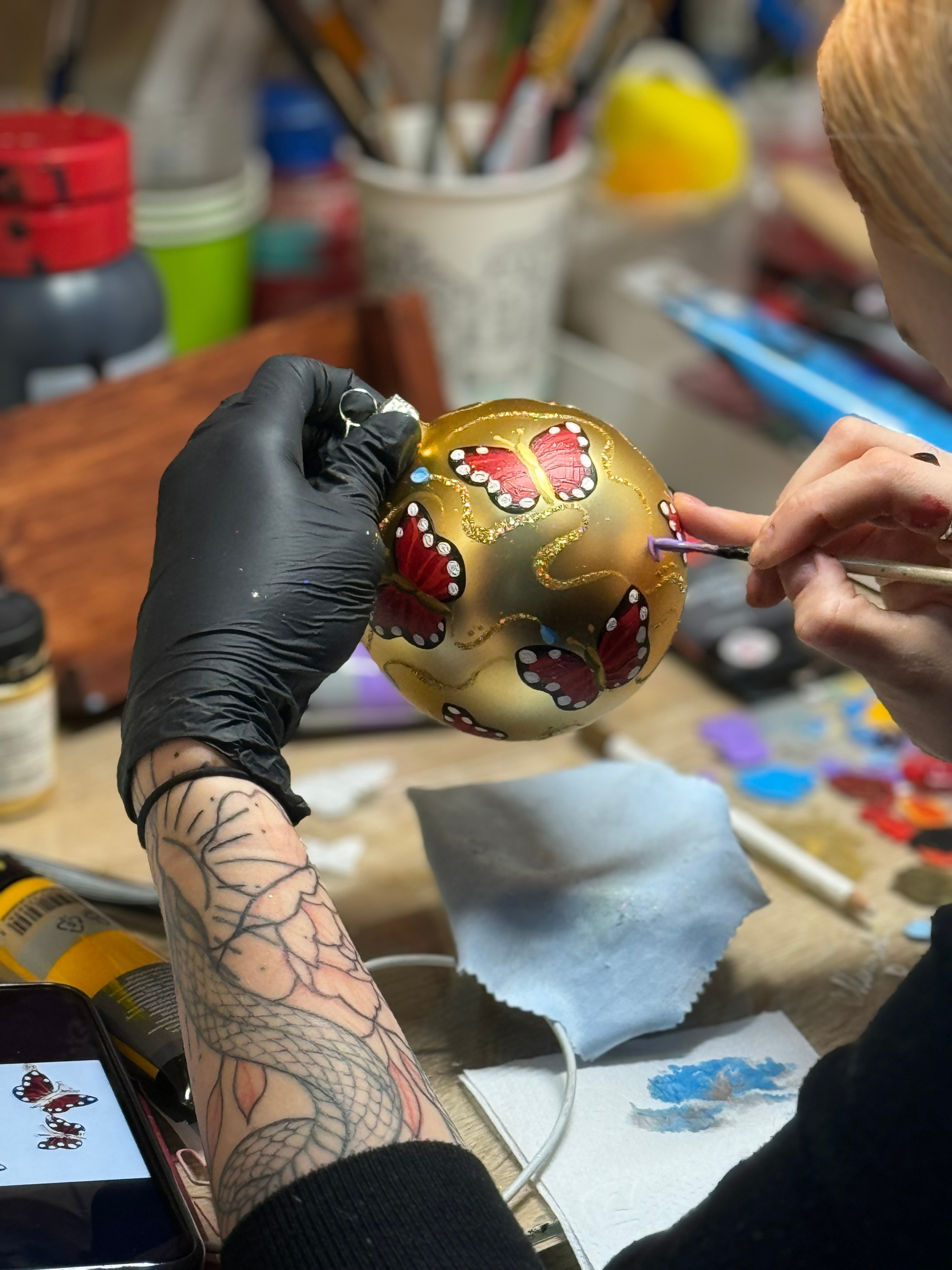 ArtSHARm- наше портфолио по ёлочным шарам с ручной росписью. Художественная ручная роспись елочных шаров, корпоративные подарки и восковые аромасвечи