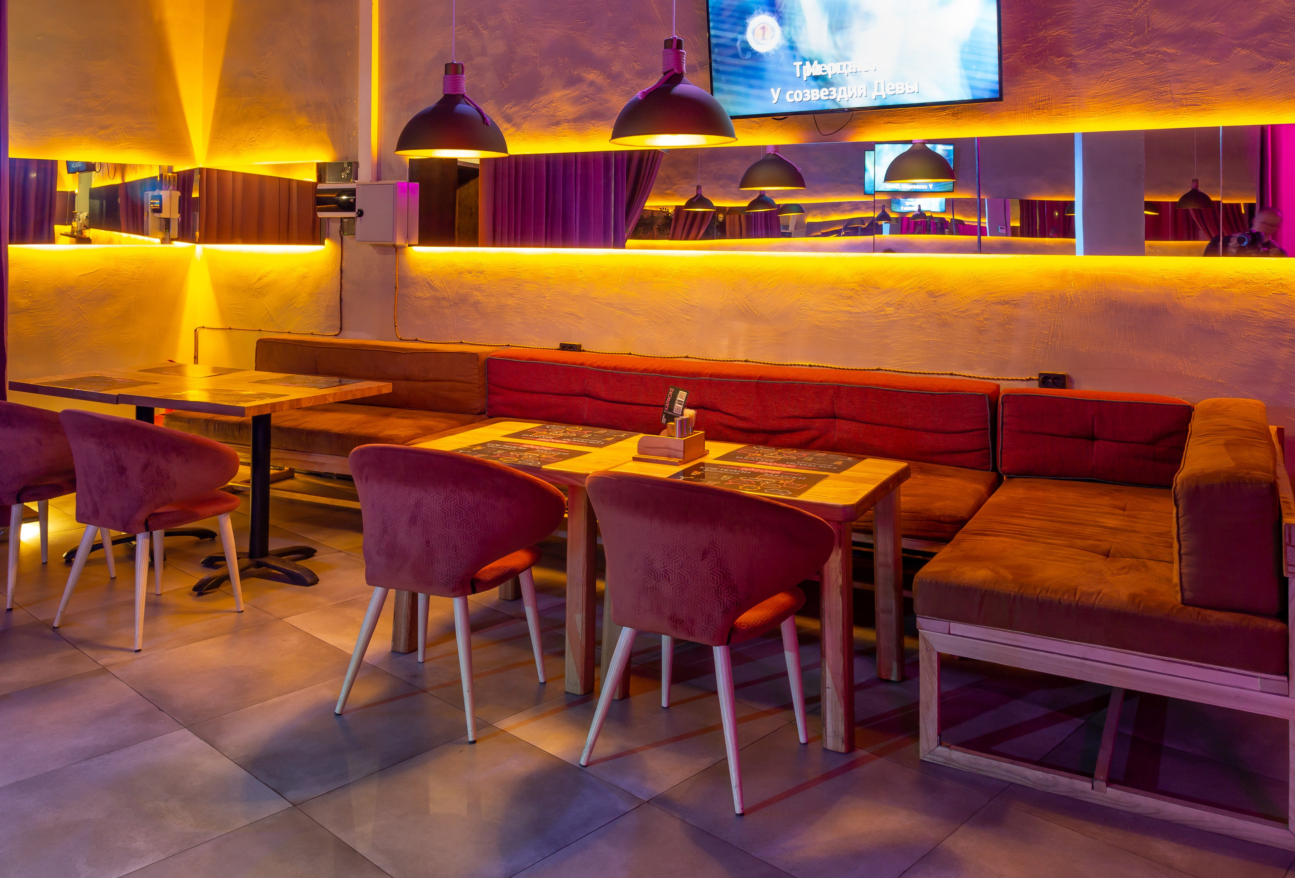 Интерьерная съёмка для караоке - кафе Эфир, г. Улан-Удэ, Бурятия.  Интерьерный фотограф Стряпунин Александр. (караоке, кафе, эфир, эмпатио эфир)