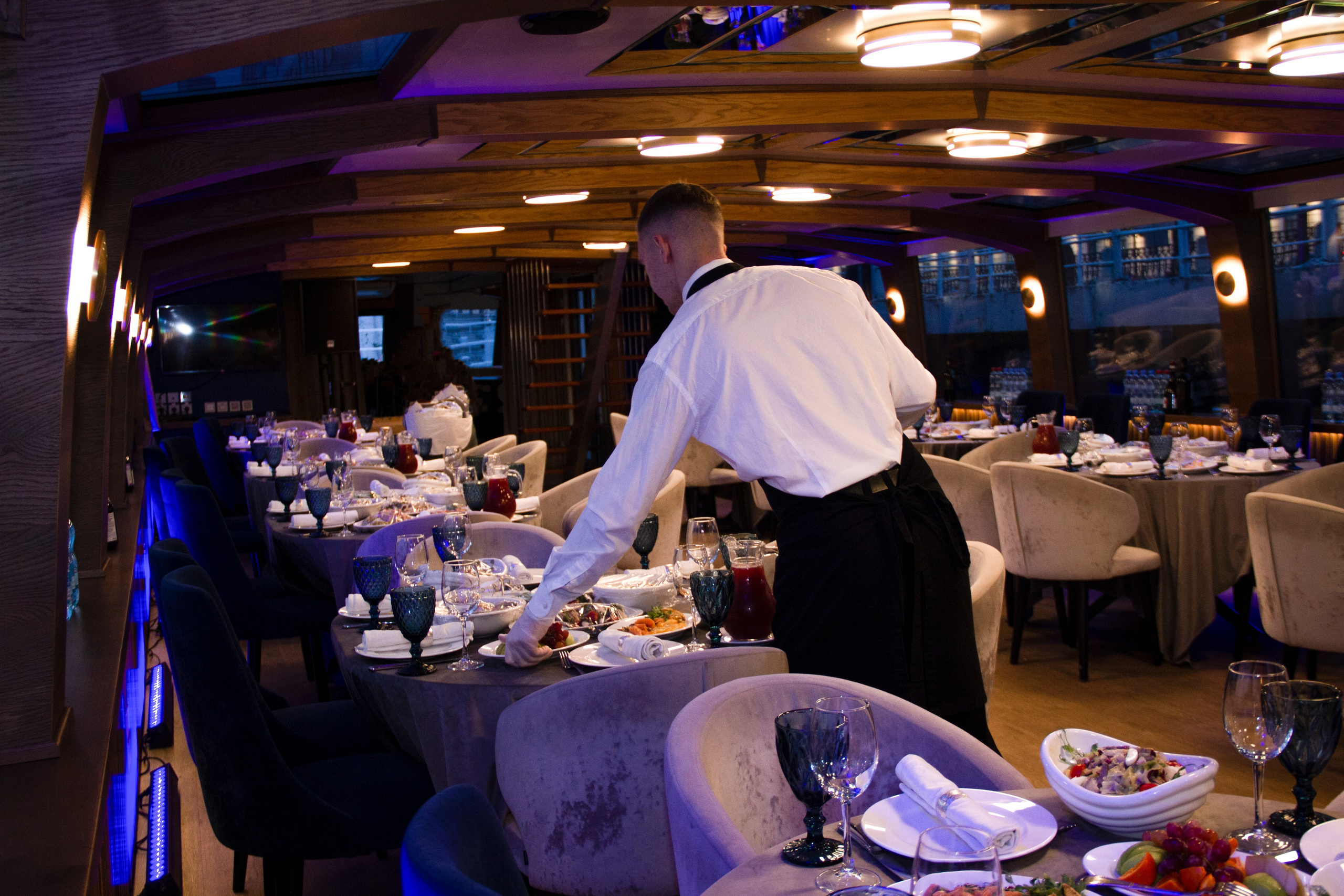 Съемка для сайта аренды катеров в Санкт-Петербурге, подготовка к свадебной прогулке по рекам и каналам. Фотограф в Санкт-Петербурге Смирнова Диана