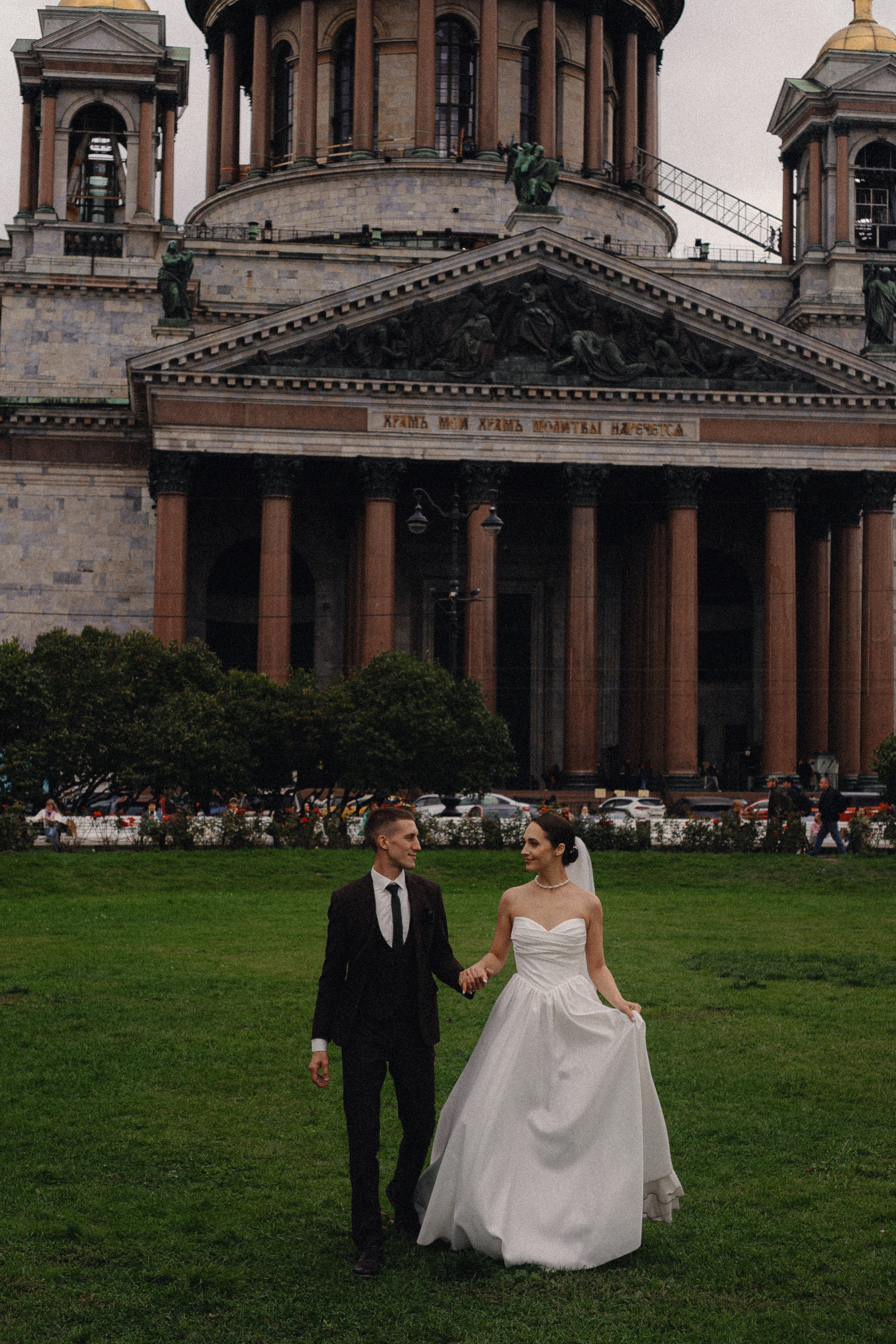 СВАДЕБНАЯ ПРОГУЛКА В САНТК-ПЕТЕРБУРГЕ (ИСАКИЕВСКИЙ СОБОР, ЗИМНЯЯ КАНАВКА, ЭРМИТАЖ И БОЛЬШАЯ МОРСКАЯ УЛИЦА). Профессиональный фотограф, Санкт-Петербург — Виктория Богомолова