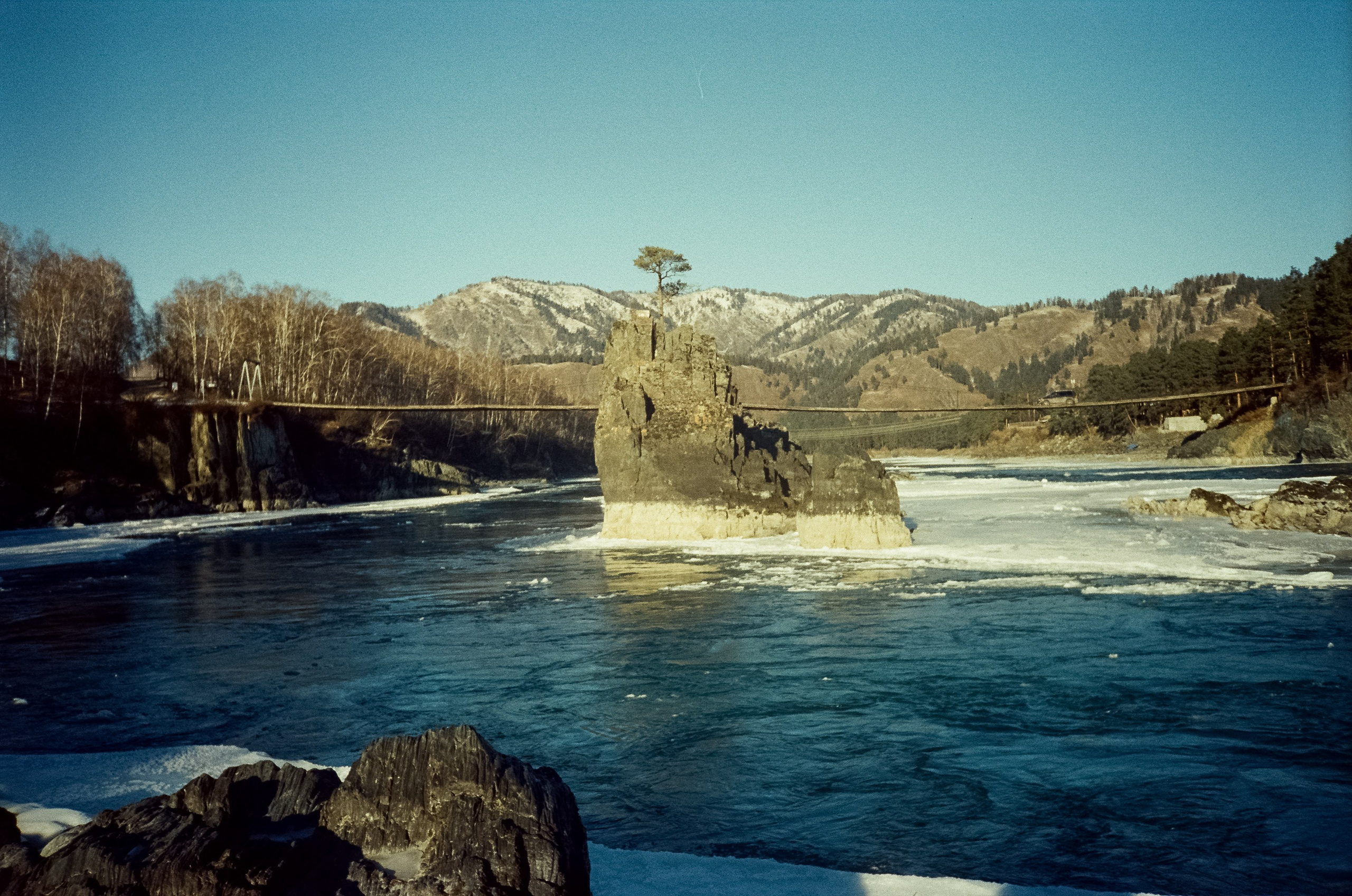 Мост над скалами Зубы Дракона и яркая синева зимней Катуни. Фотограф-документалист Мария Осокина