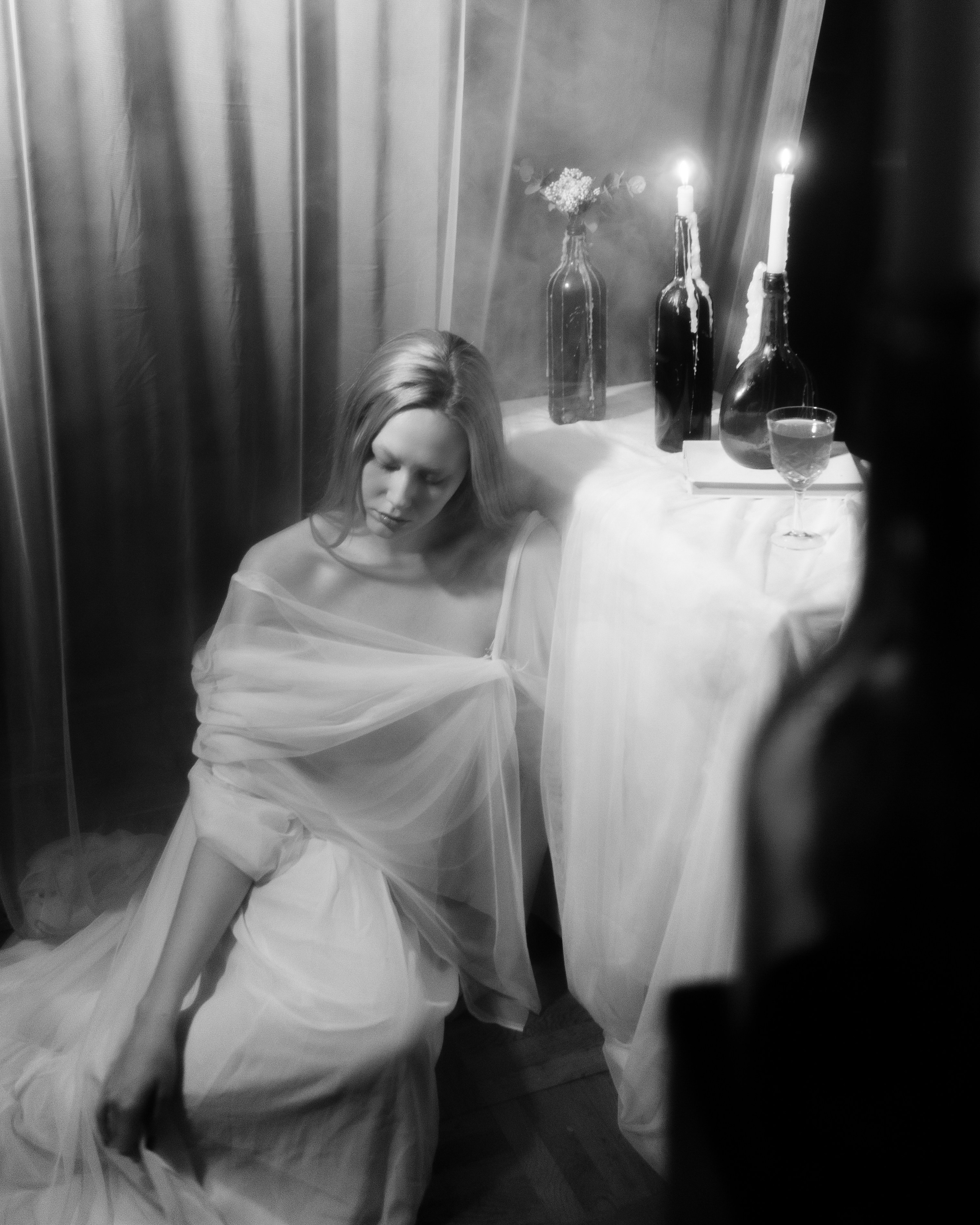 Черно-белая фотосессия девушки у стола со свечами, художественный женский портрет в авторском в винтажном стиле