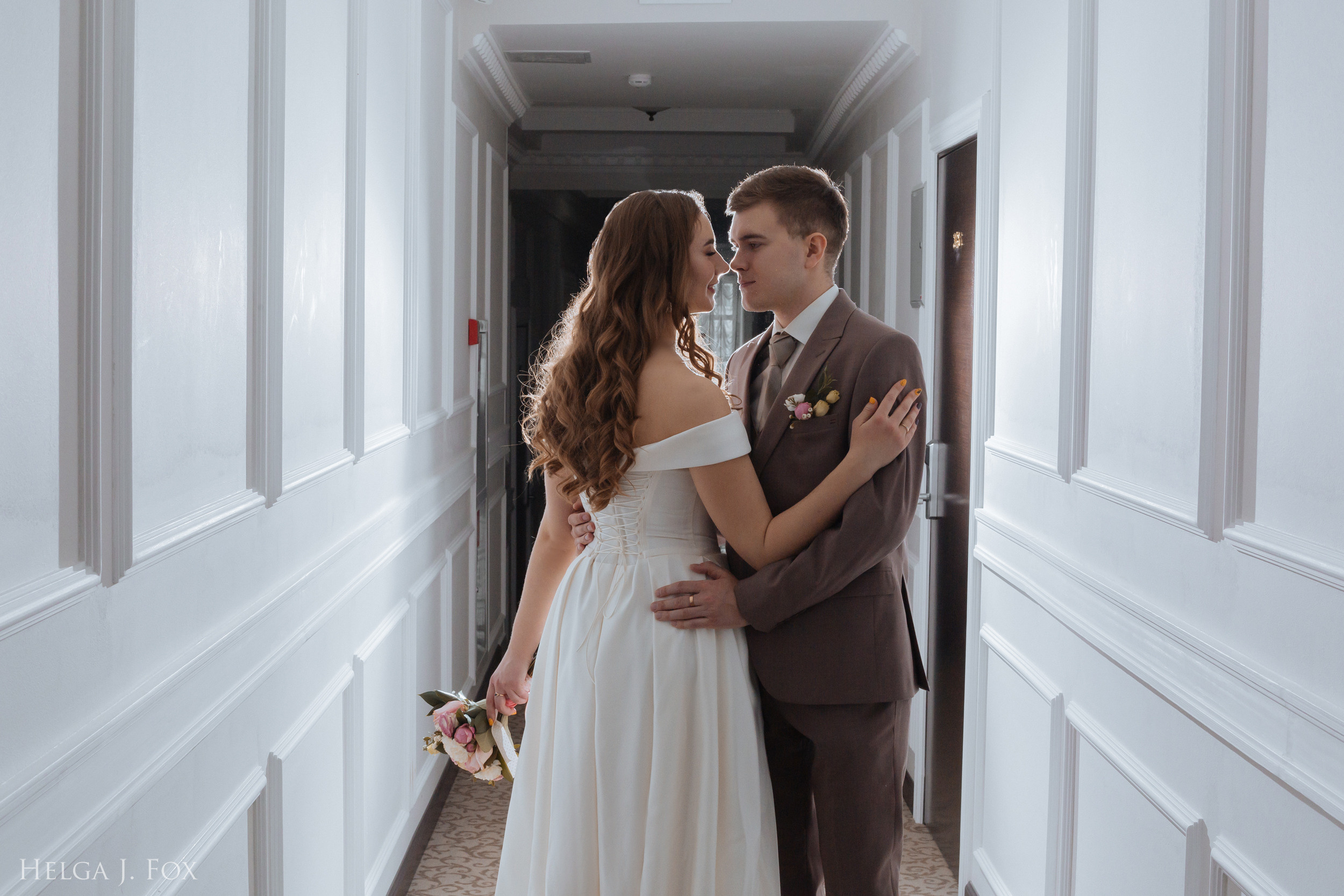 Анастасия и Михаил 💍 Сьемка в отеле. Фотограф в Твери Helga J. Fox