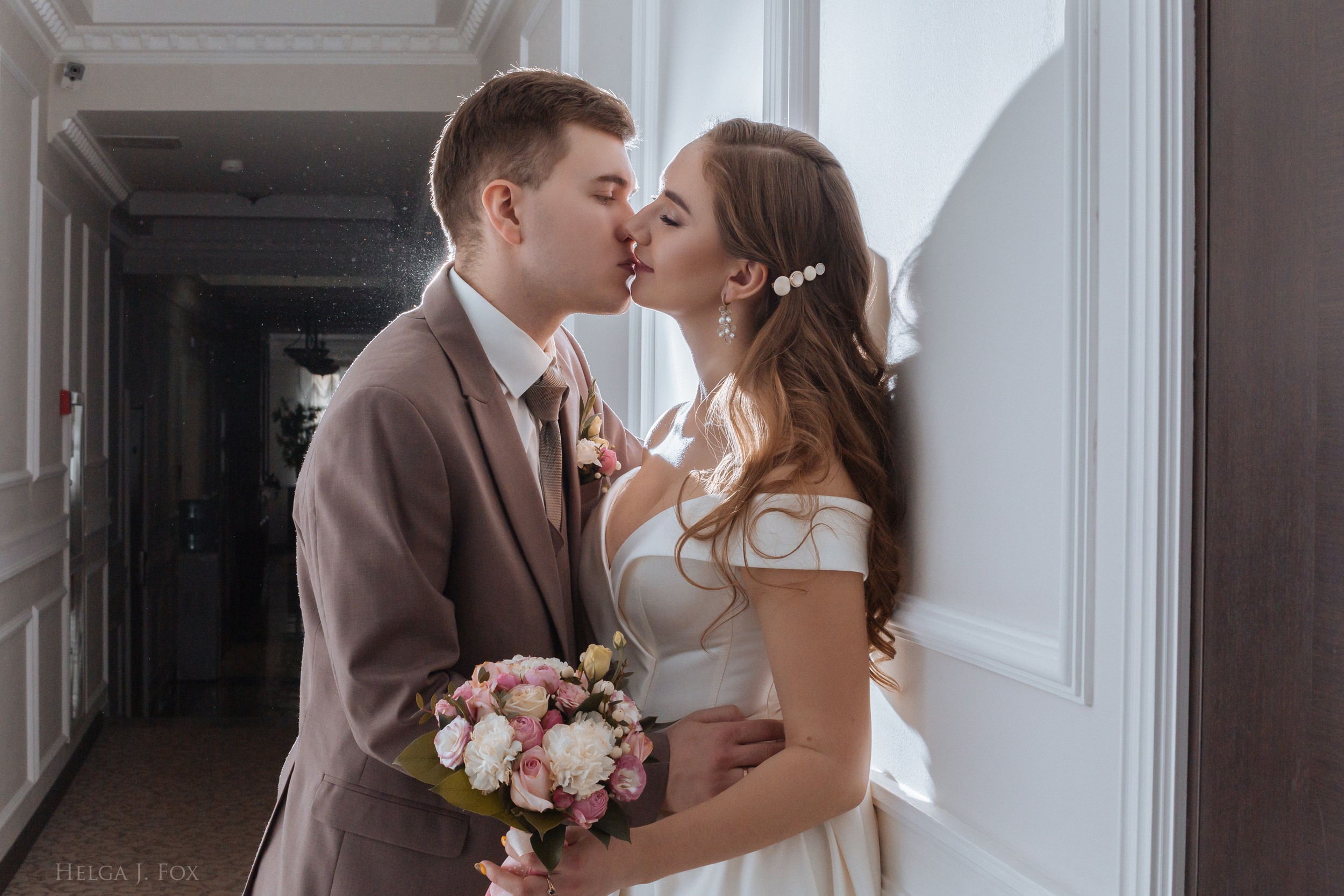 Анастасия и Михаил 💍 Сьемка в отеле. Фотограф в Твери Helga J. Fox