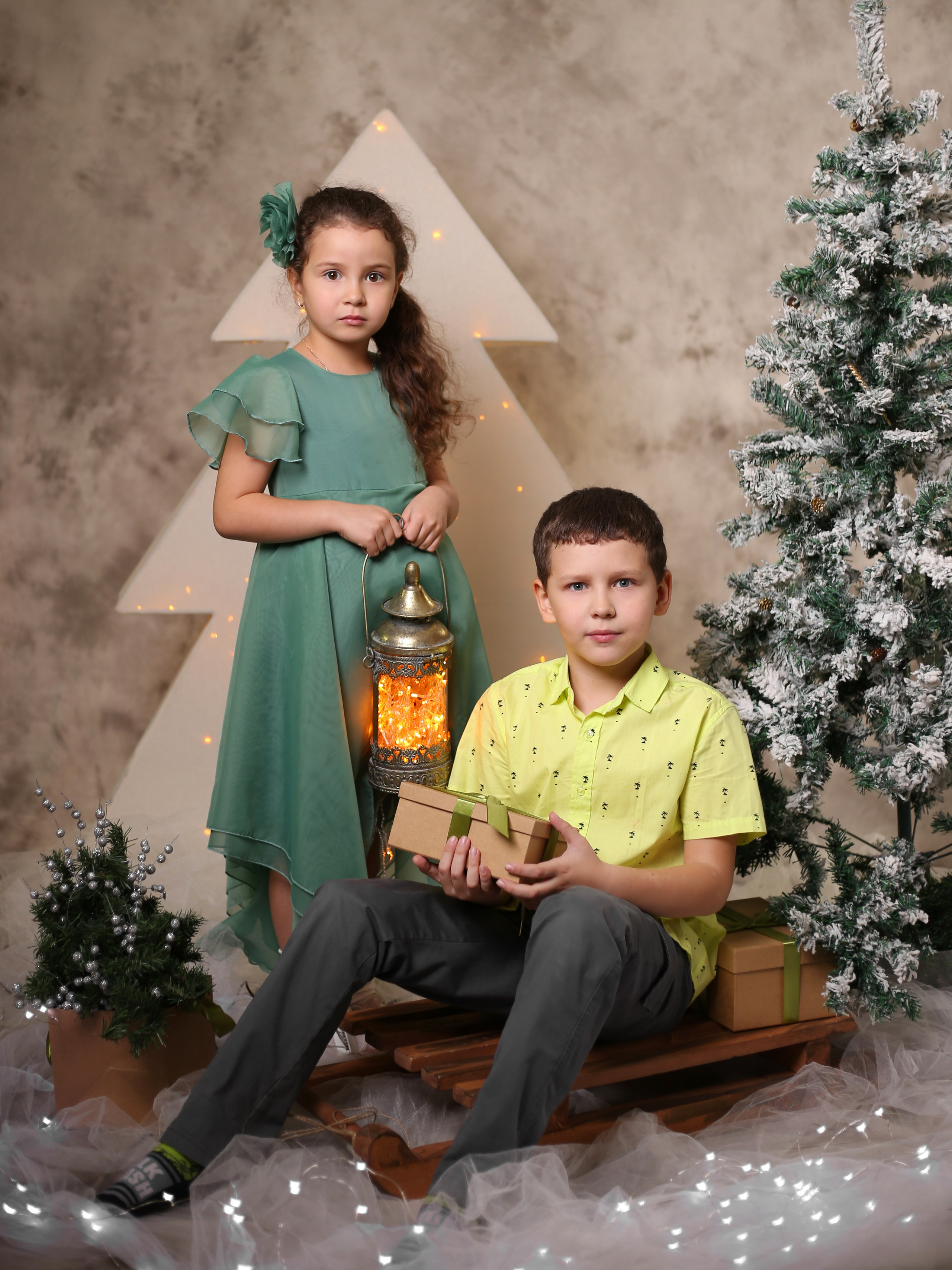 Общее фото в детском саду с выездным реквизитом в Тюмени. Выпускные альбомы в Тюмени для школ, садов, вузов спортивных секций