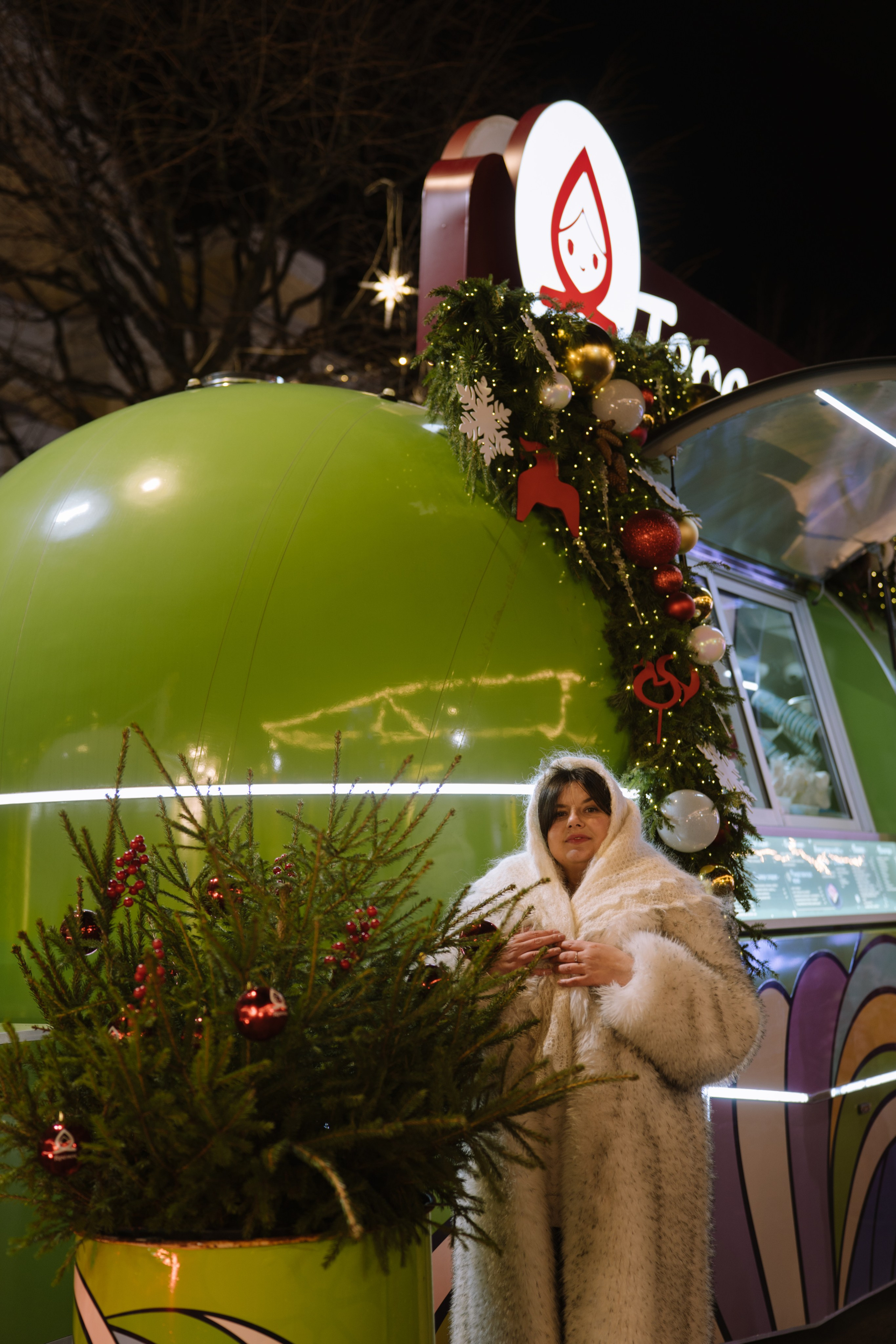 ПРОГУЛКА НА МАНЕЖНОЙ ПЛОЩАДИ ДЛЯ ДЕВУШКИ ПЕРЕД НОВЫМ ГОДОМ (НОВОГОДНЯЯ ФОТОСЕССИИЯ НА МАНЕЖНОЙ ПЛОЩАДИ). Профессиональный фотограф, Санкт-Петербург — Виктория Богомолова