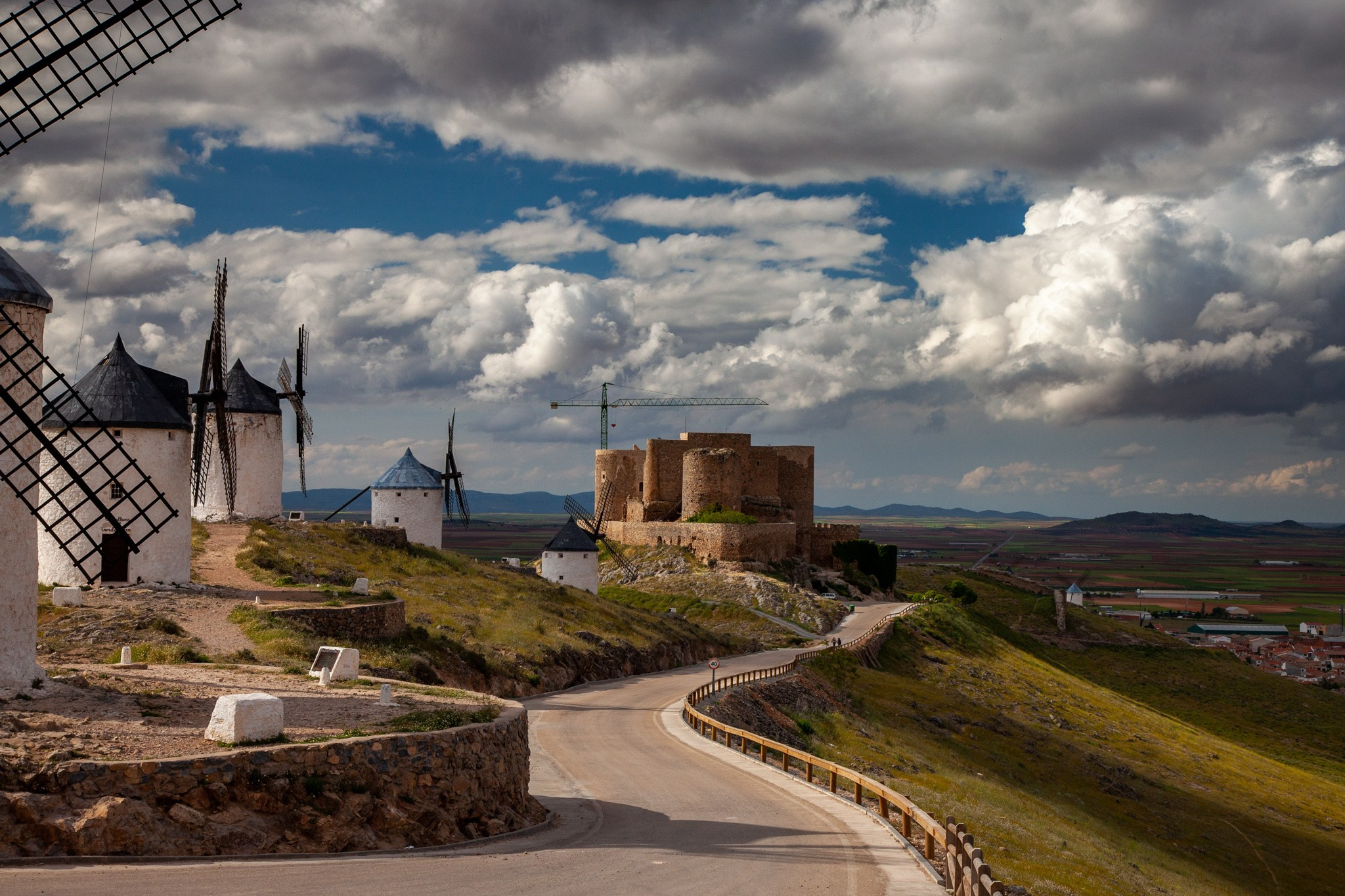 Consuegra España Molinos de viento de Don Quijote en la provincia de Toledo, Испания 2010. Фотограф Василий Буланов