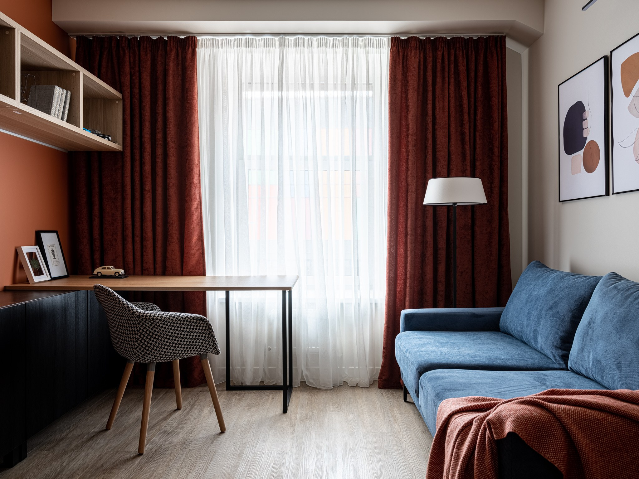 Маленькая квартира: Анастасия Филиппова, Олеся Миколаец, студия FAM Design. Фотограф Василий Буланов