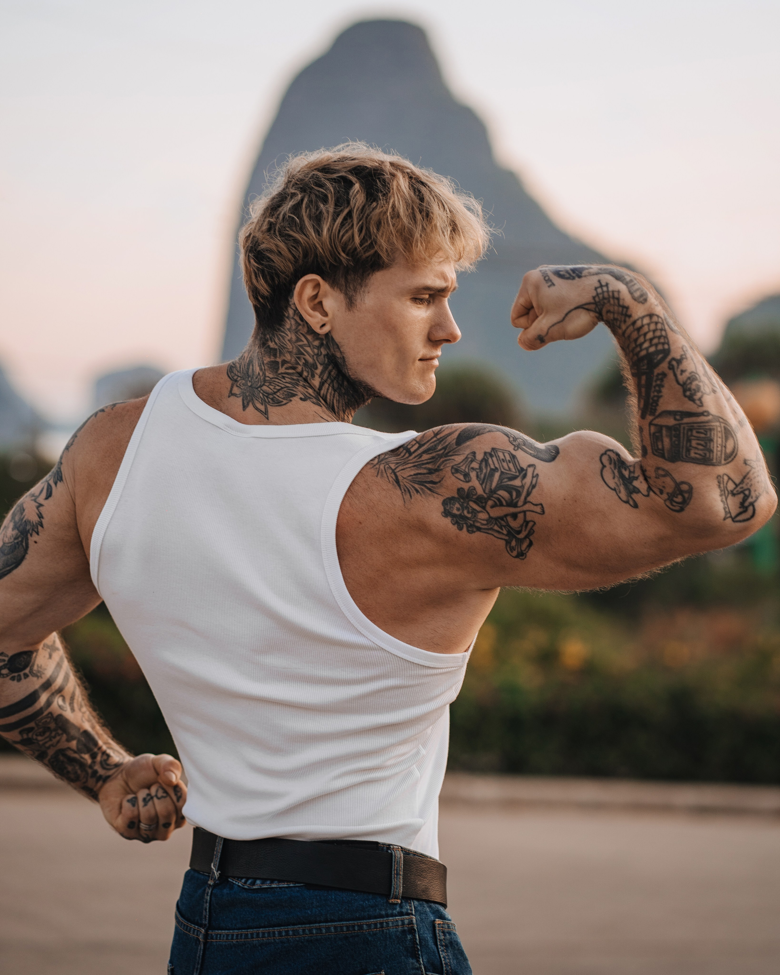 Мужское фото на фоне горы, тату