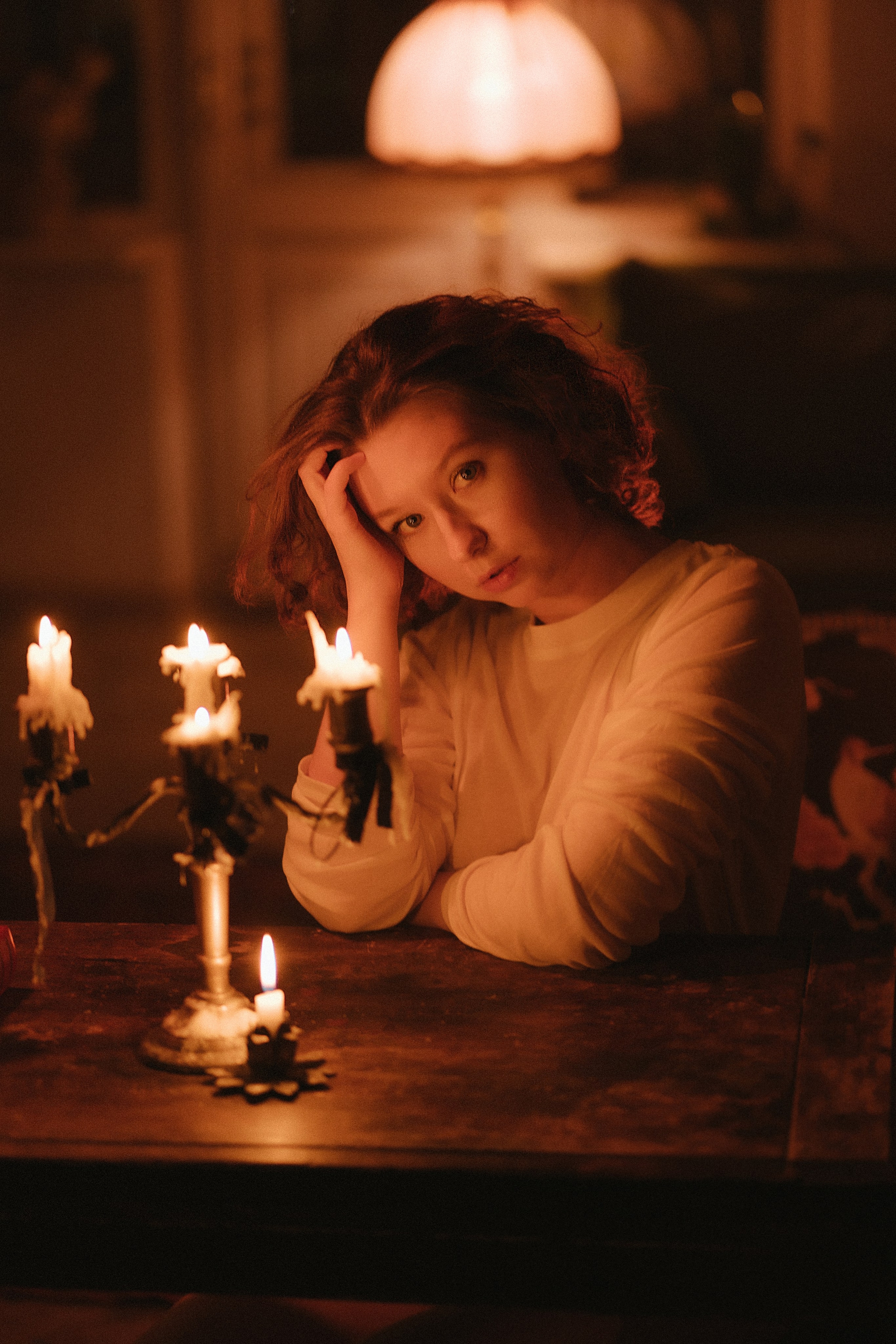 Вечернее фото девушки дома при свечах
