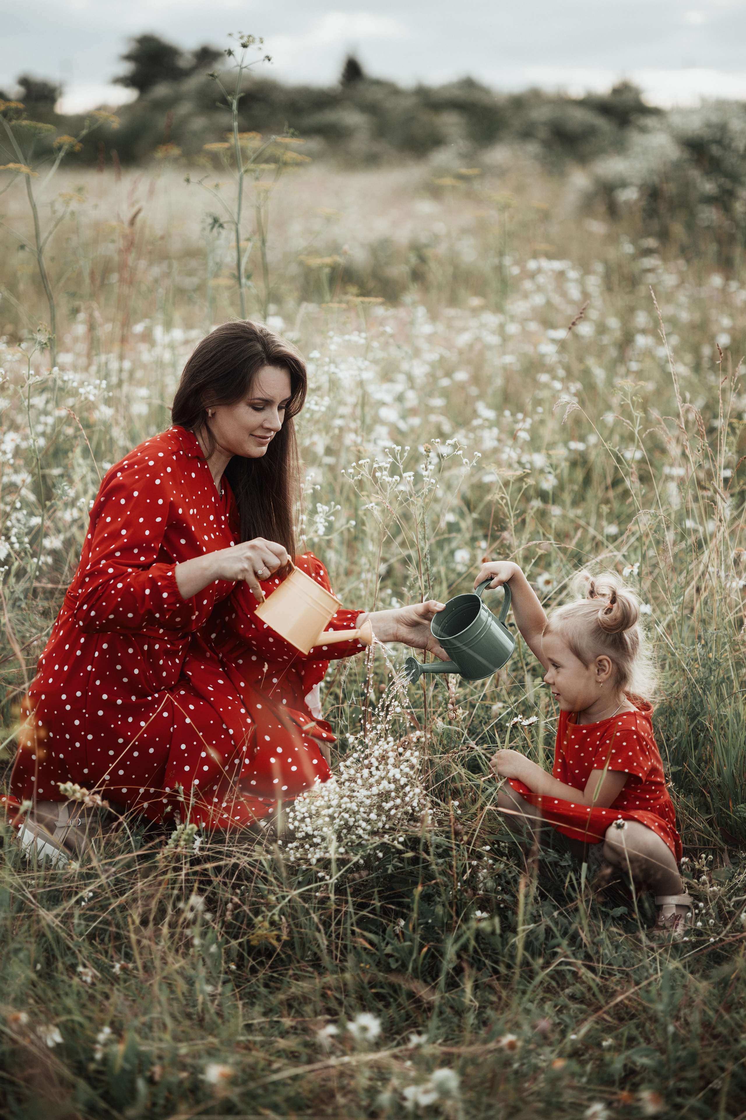 Мама и дочка в ромашковом поле. Фотограф в Москве Мухина Ирина