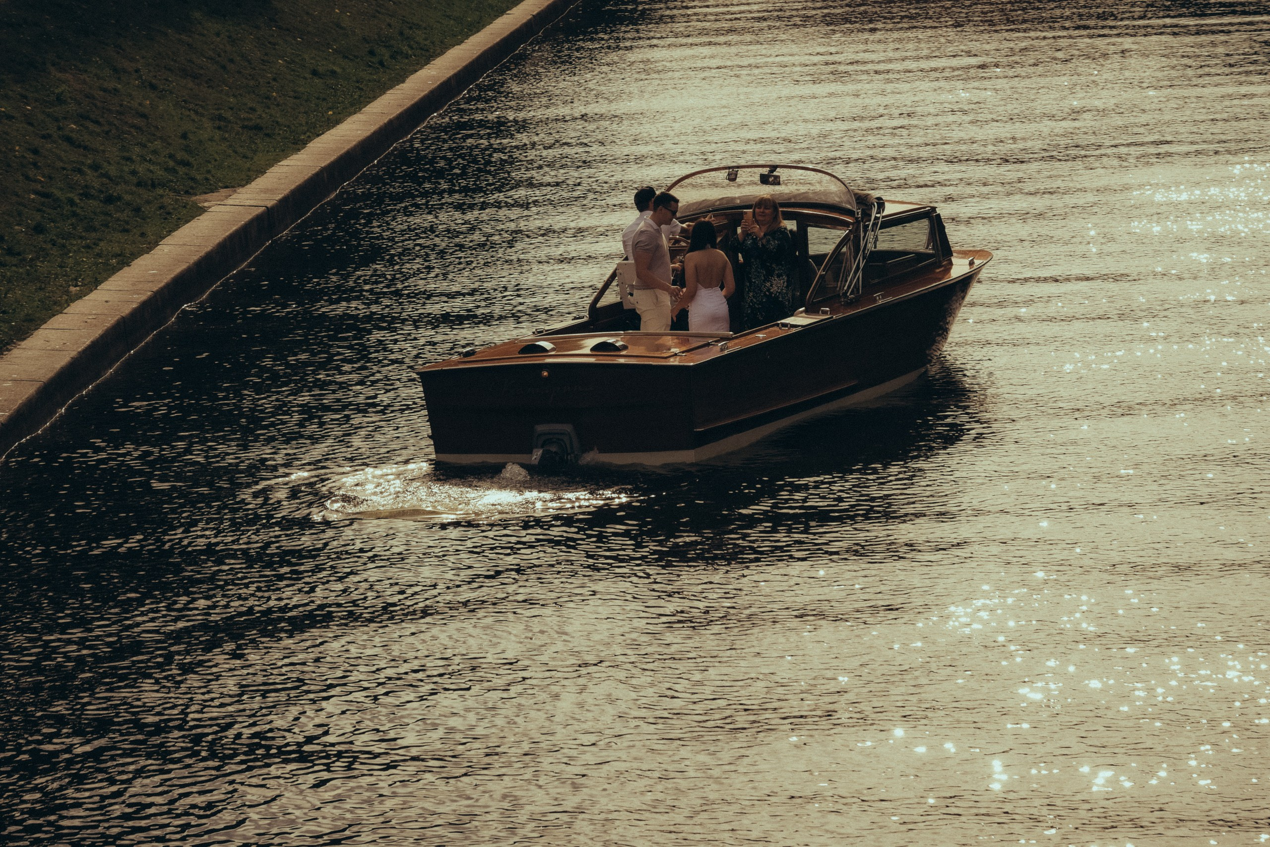 СВАДЕНБНАЯ СЬЕМКА НА КАТЕРЕ ПО КАНАЛАМ САНКТ-ПЕТЕРБУРГА И В АКВАТОРИИ НЕВЫ. Профессиональный фотограф, Санкт-Петербург — Виктория Богомолова