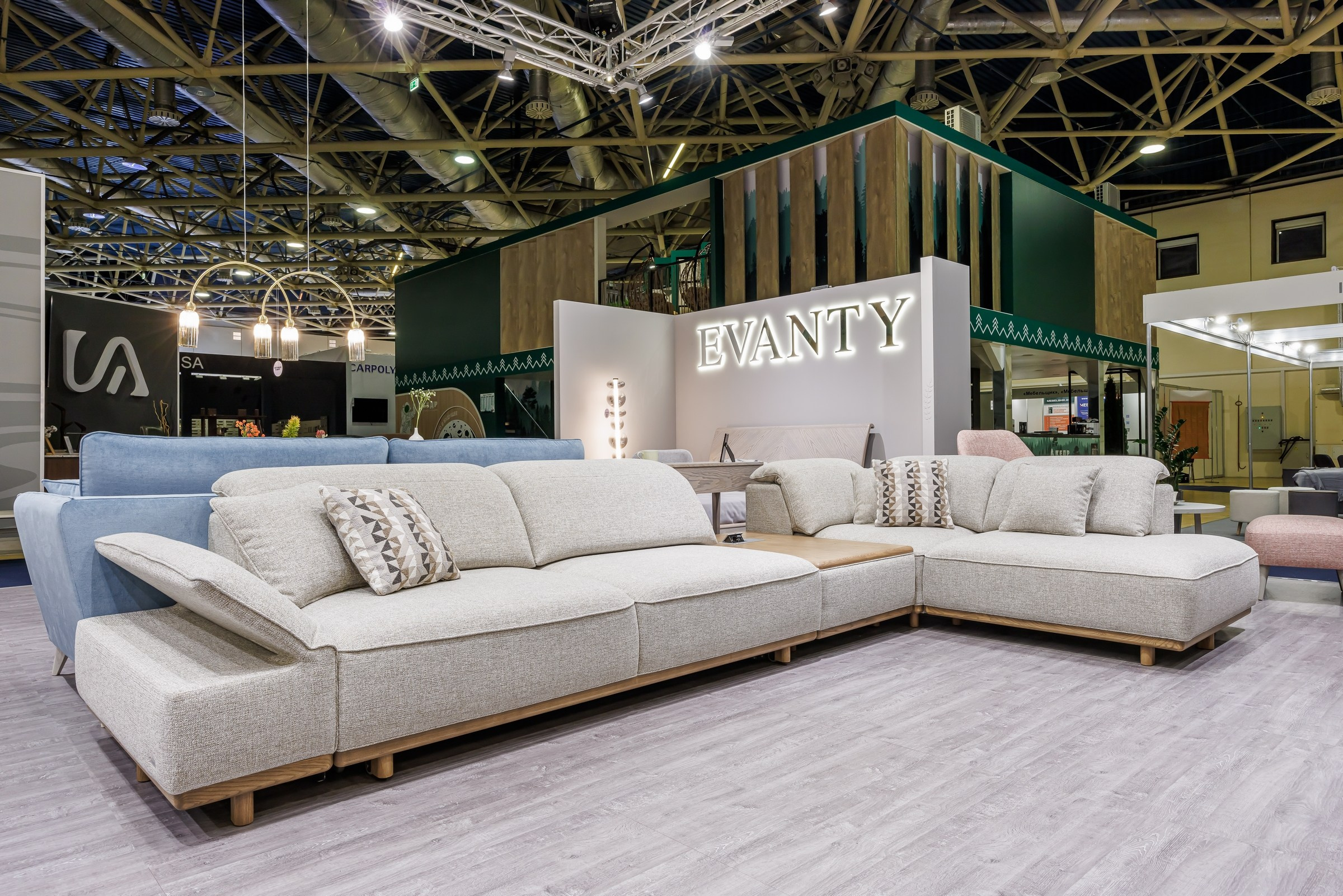 Работа большого стенда мебельной фабрики Evanty. Фотограф на выставку в Москве