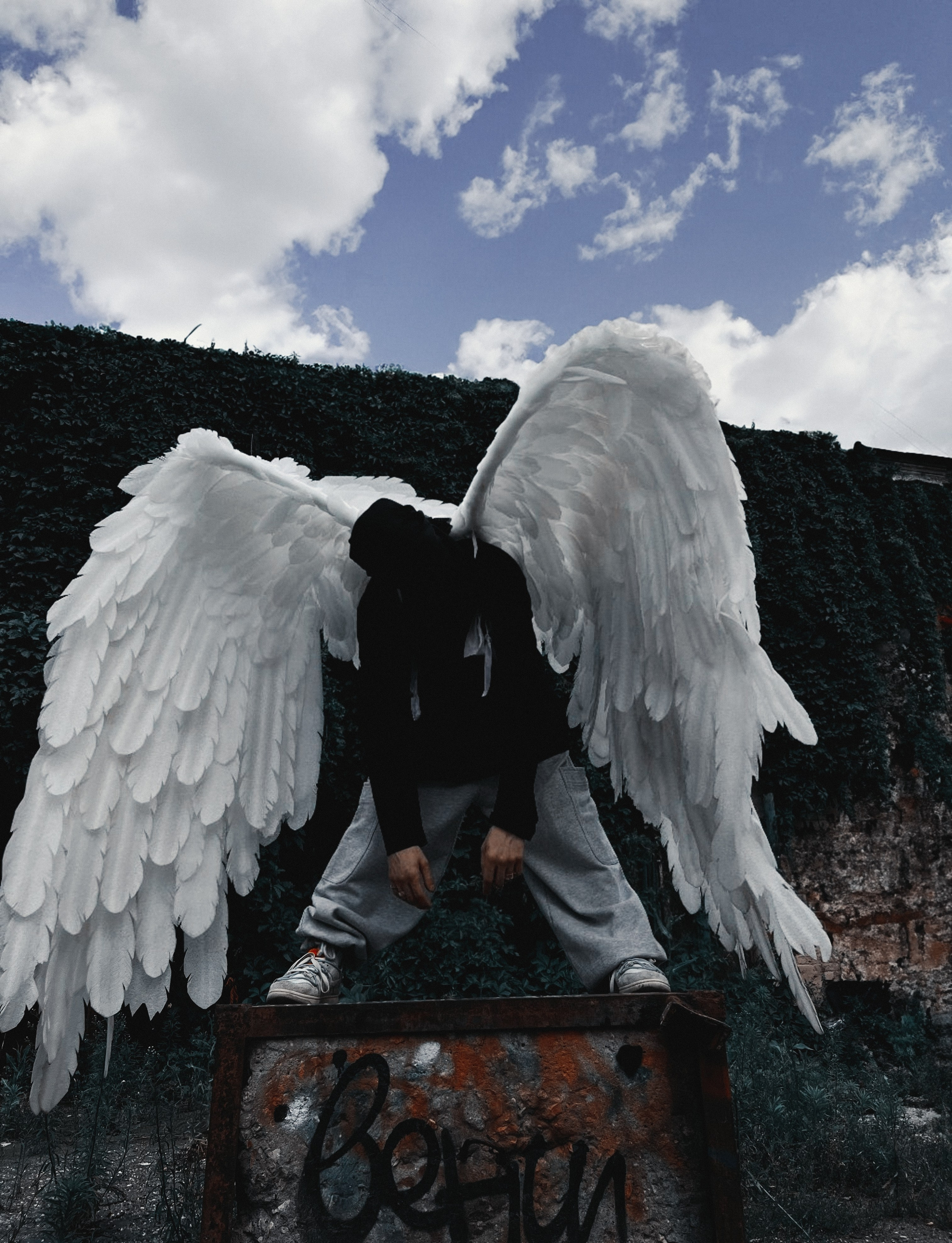 Парень в черной маске с крыльями ангела Саратов