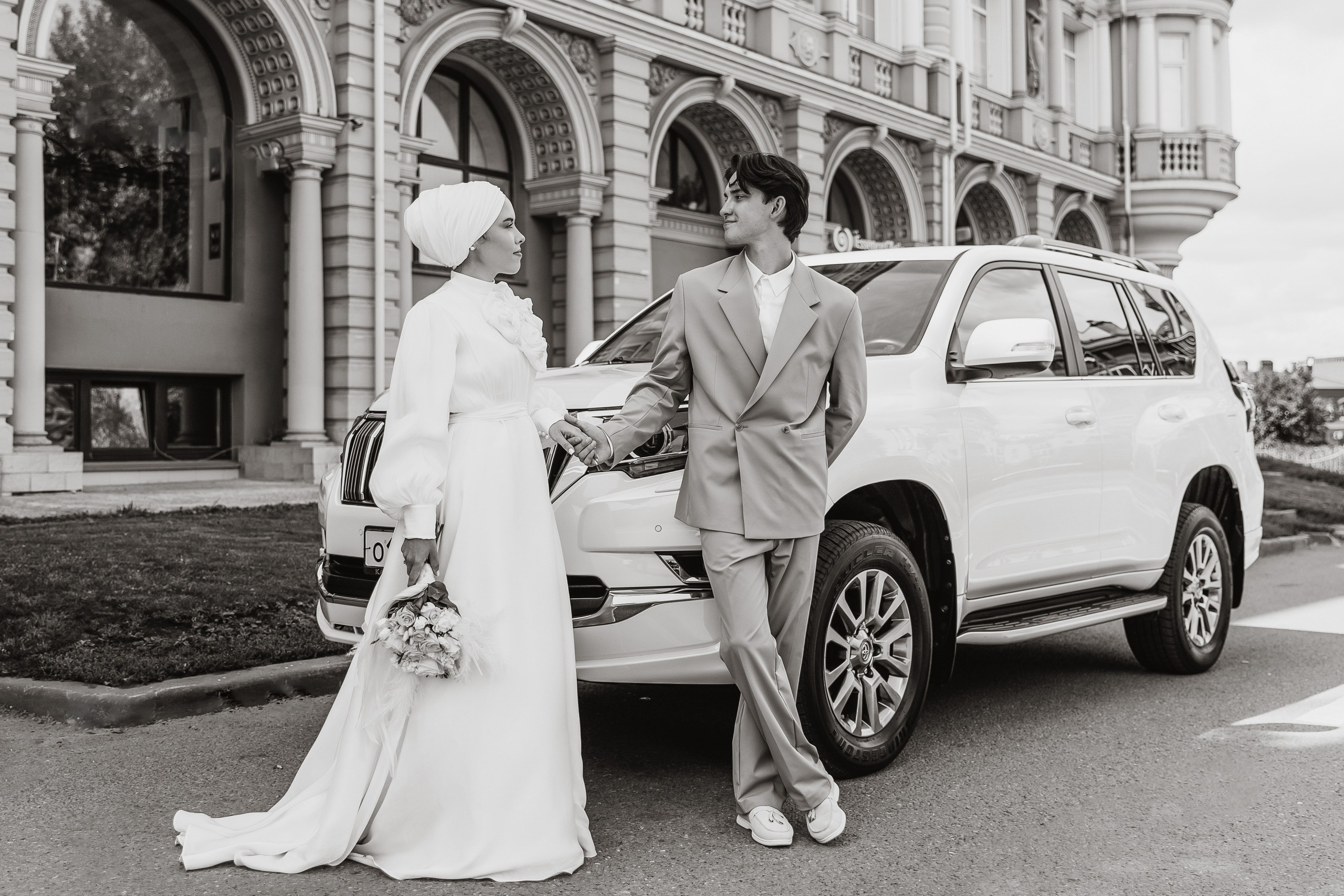 Фотограф на никах для фотосессии на фоне машины