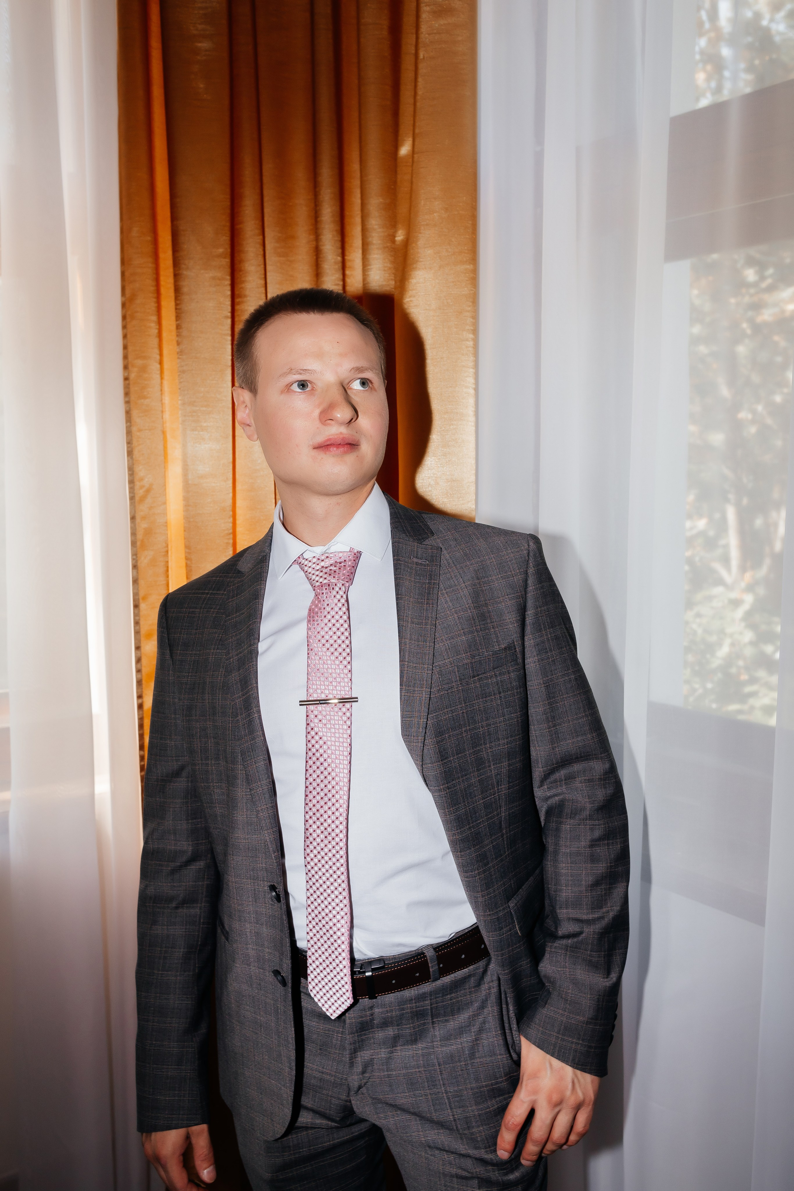 Свадебная прогулка двоих на Стрелке и в автозаводском Парке. И в фотостудии СОЛЬ в Автозаводском районе. Свадебный фотограф и фотограф Love-Store в Нижнем Новгороде Анастасия