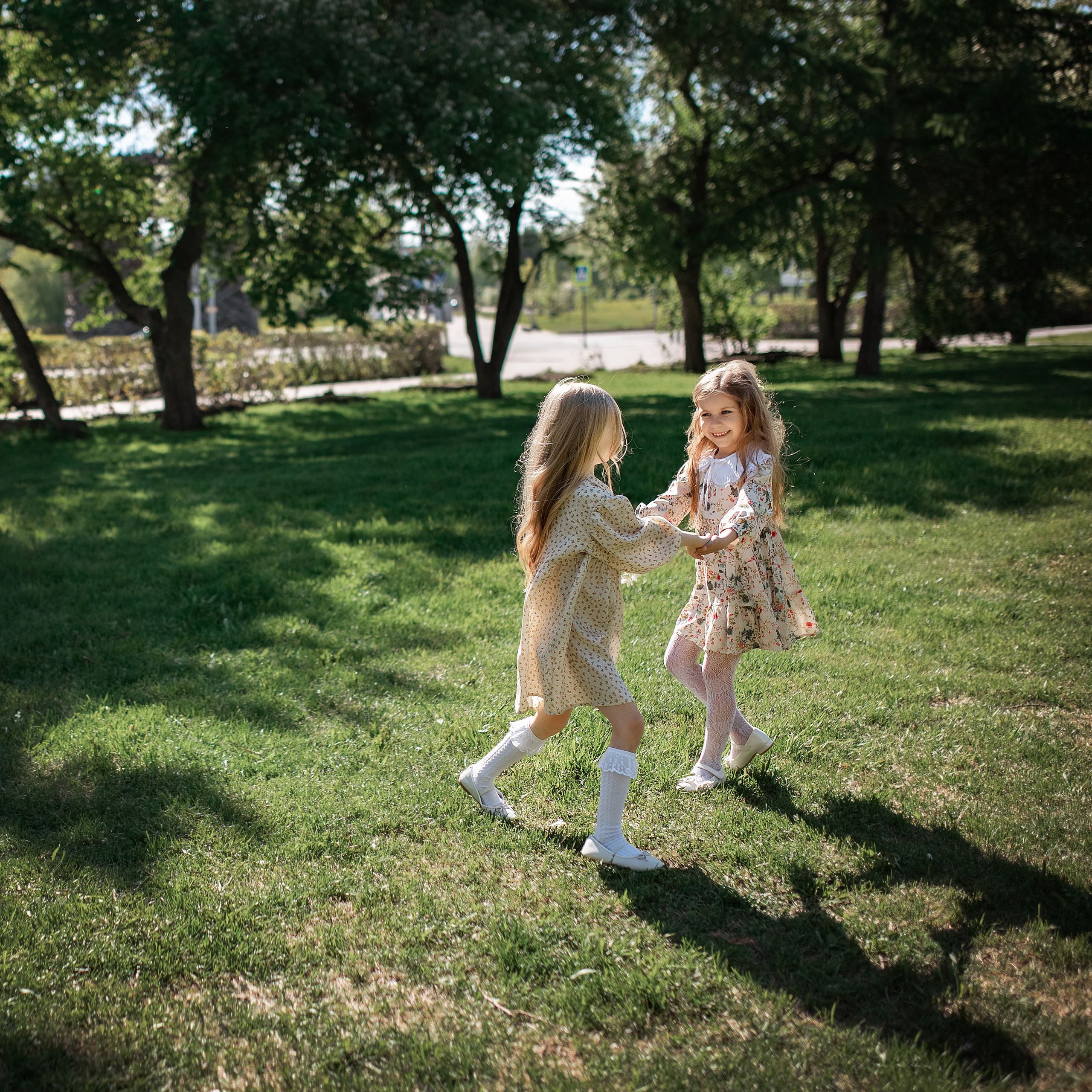 Весенние яблони. Май 2022. Две мамы с дочками. Фотограф Пермь. Свадьбы. Семья и дети, школа, д. сад. Фотокниги