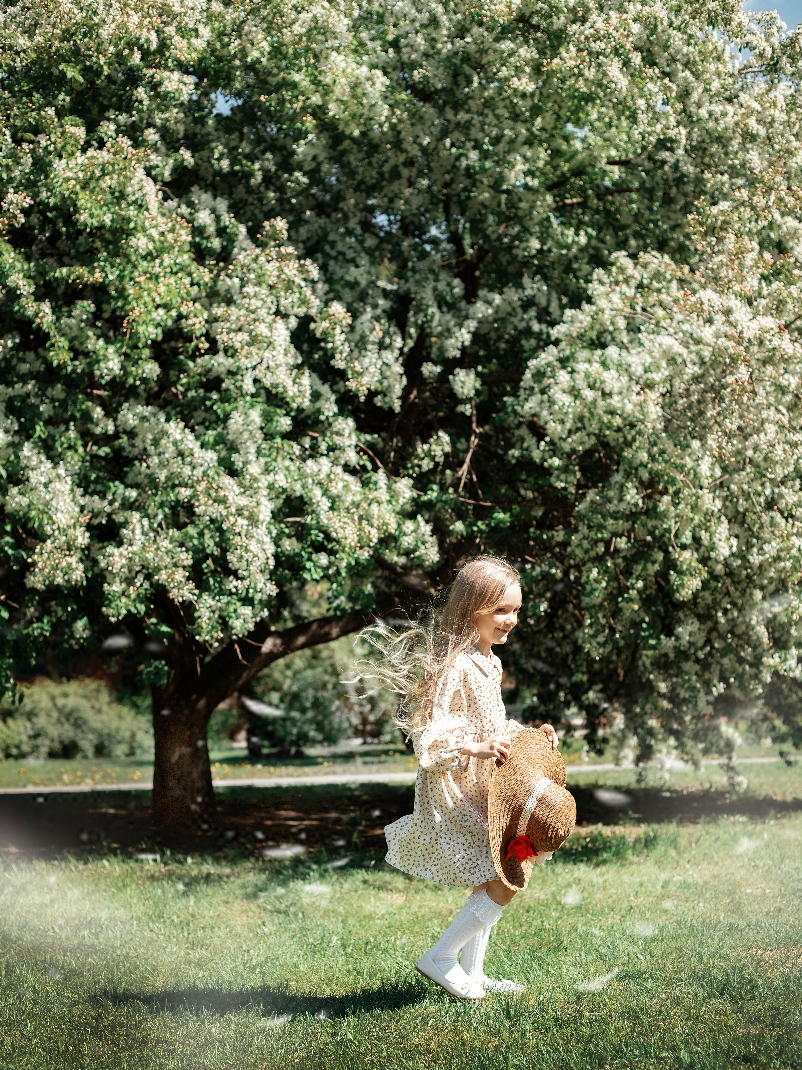 Весенние яблони. Май 2022. Две мамы с дочками. Фотограф Пермь. Свадьбы. Семья и дети, школа, д. сад. Фотокниги