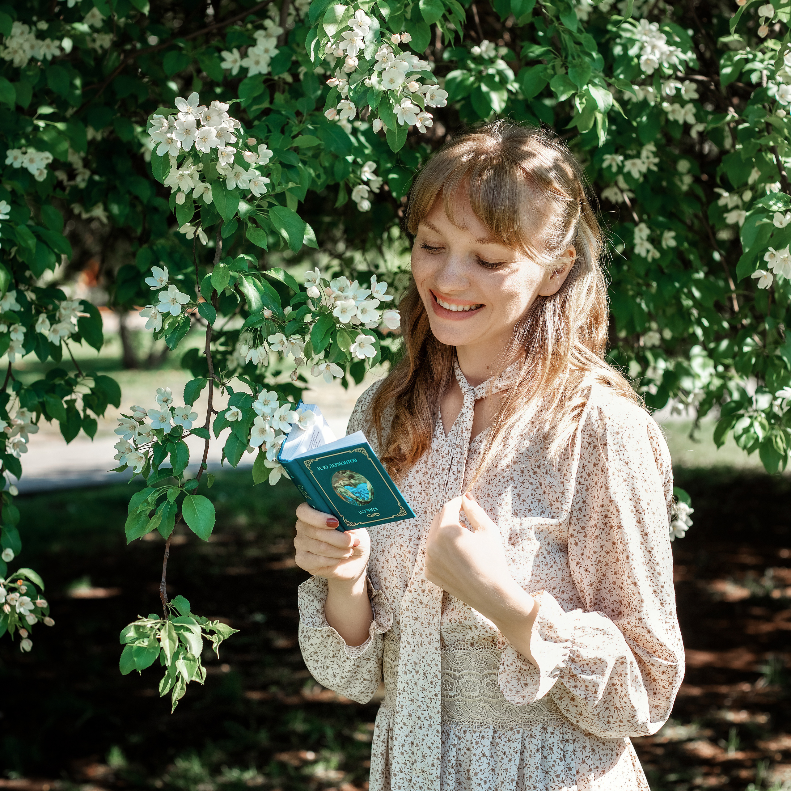Весенние яблони. Май 2022. Две мамы с дочками. Фотограф Пермь. Свадьбы. Семья и дети, школа, д. сад. Фотокниги