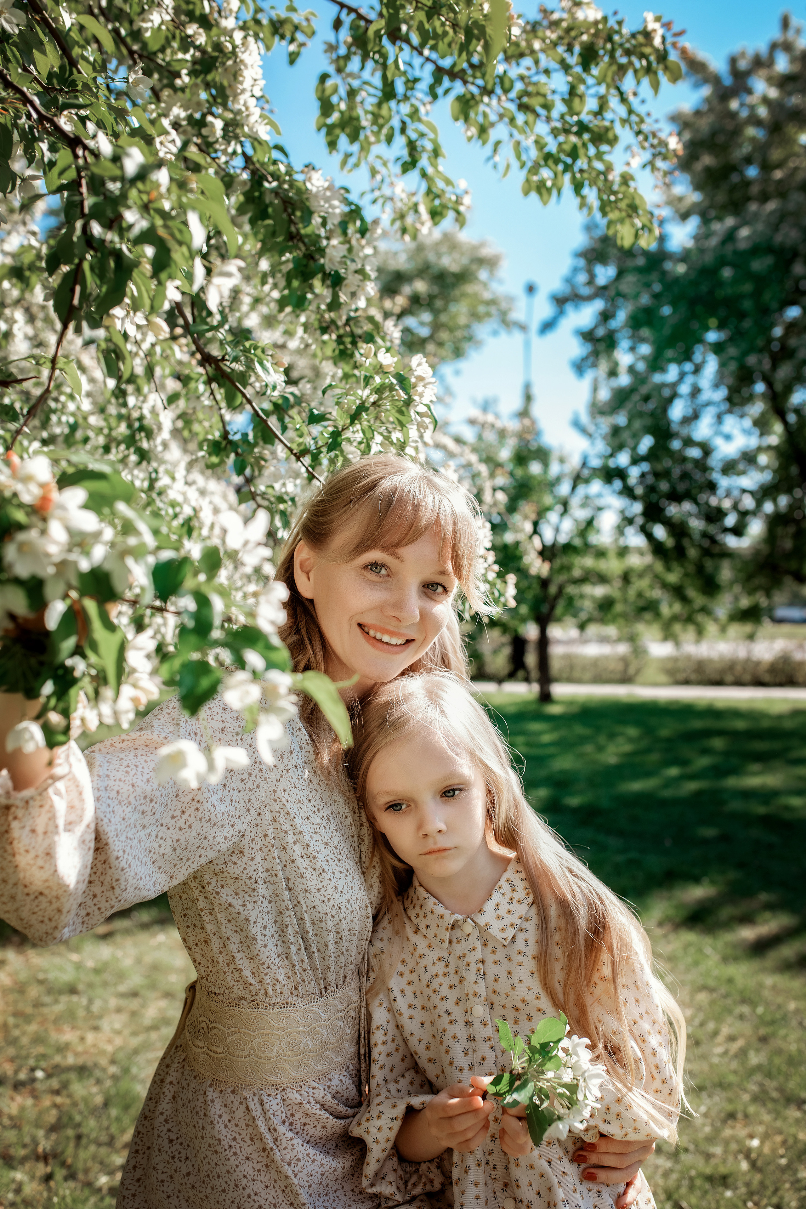 Весенние яблони. Май 2022. Две мамы с дочками. Фотограф Пермь. Свадьбы. Семья и дети, школа, д. сад. Фотокниги