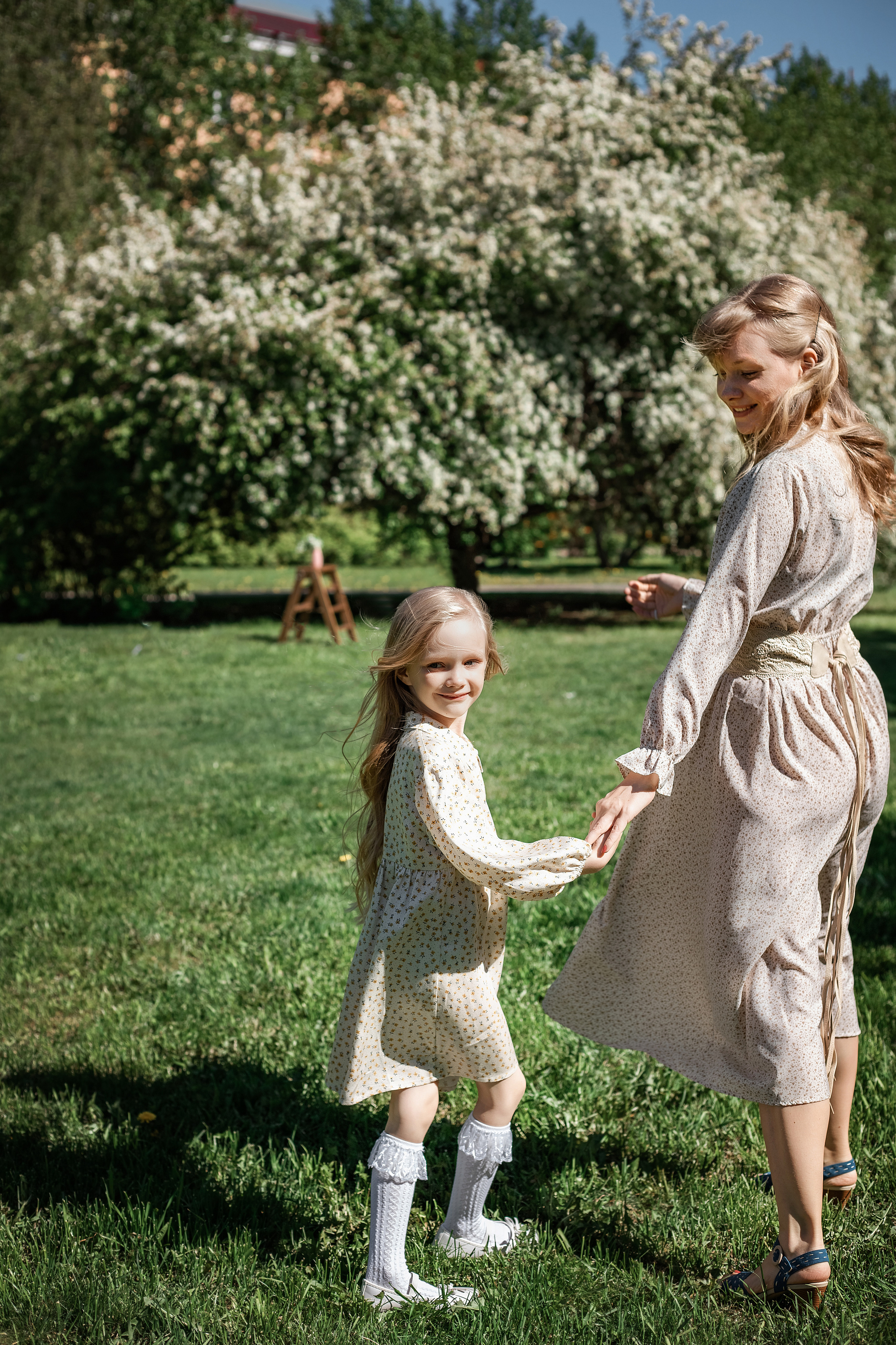 Весенние яблони. Май 2022. Две мамы с дочками. Фотограф Пермь. Свадьбы. Семья и дети, школа, д. сад. Фотокниги
