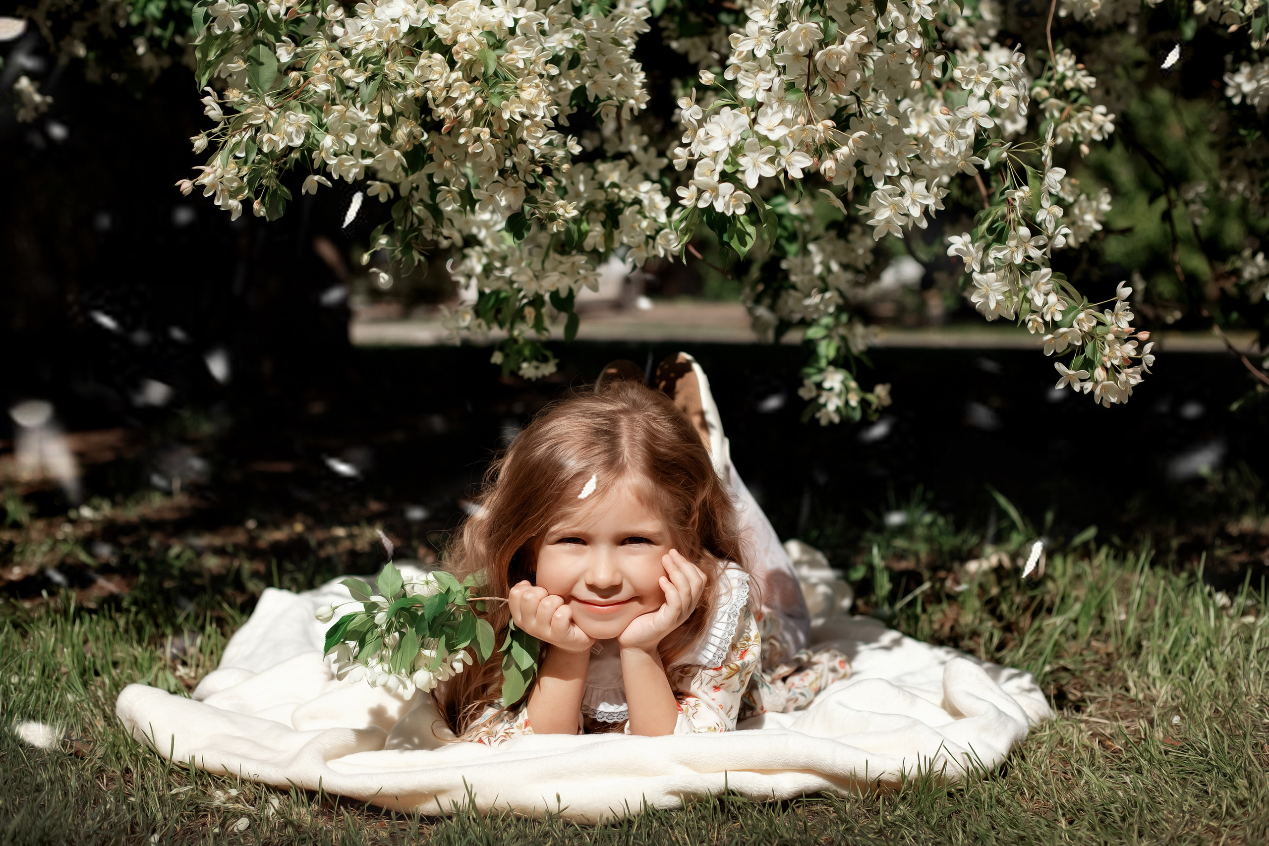 Весенние яблони. Май 2022. Две мамы с дочками. Фотограф Пермь. Свадьбы. Семья и дети, школа, д. сад. Фотокниги