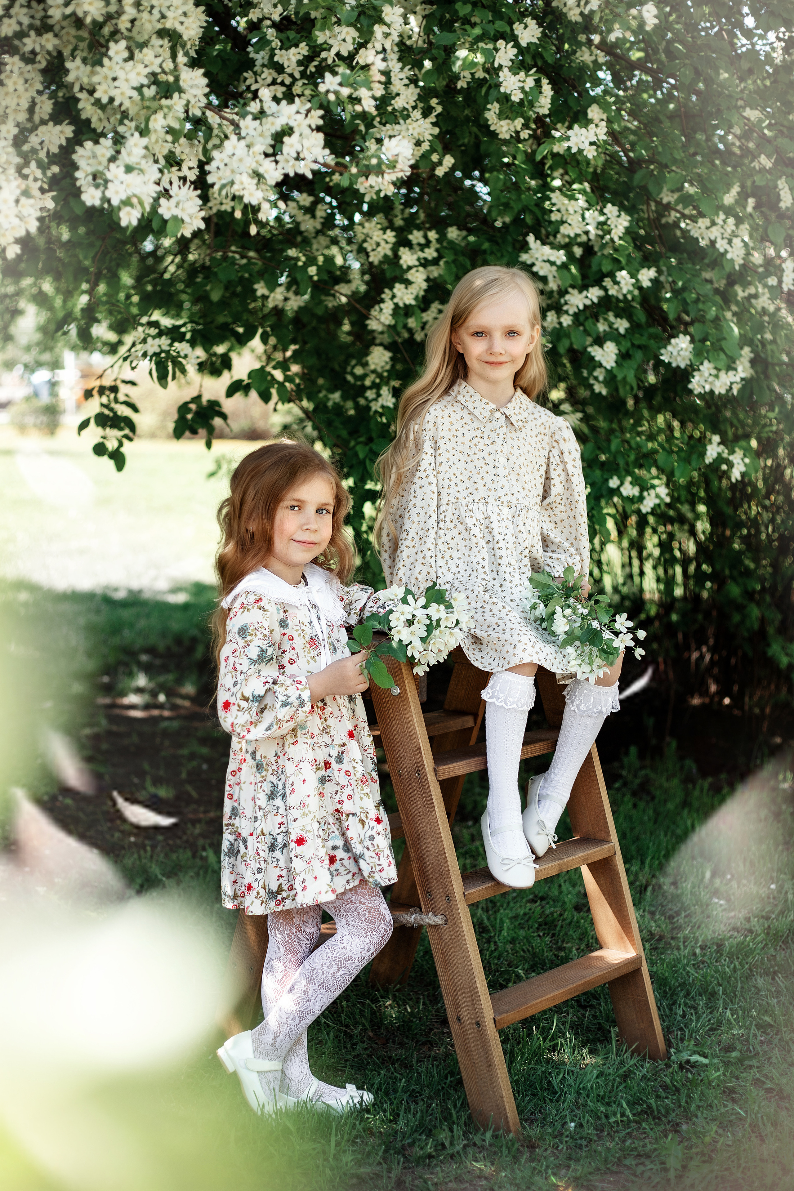 Весенние яблони. Май 2022. Две мамы с дочками. Фотограф Пермь. Свадьбы. Семья и дети, школа, д. сад. Фотокниги