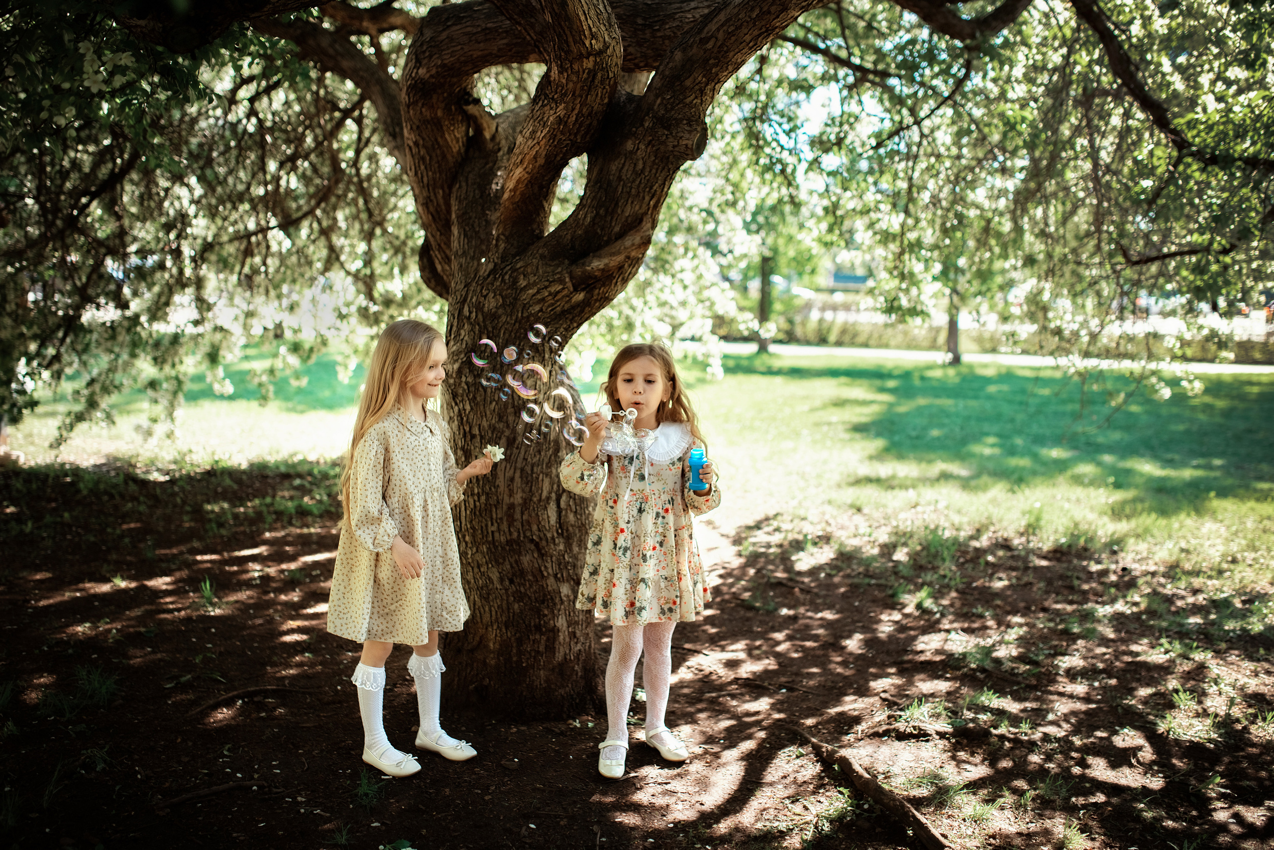 Весенние яблони. Май 2022. Две мамы с дочками. Фотограф Пермь. Свадьбы. Семья и дети, школа, д. сад. Фотокниги