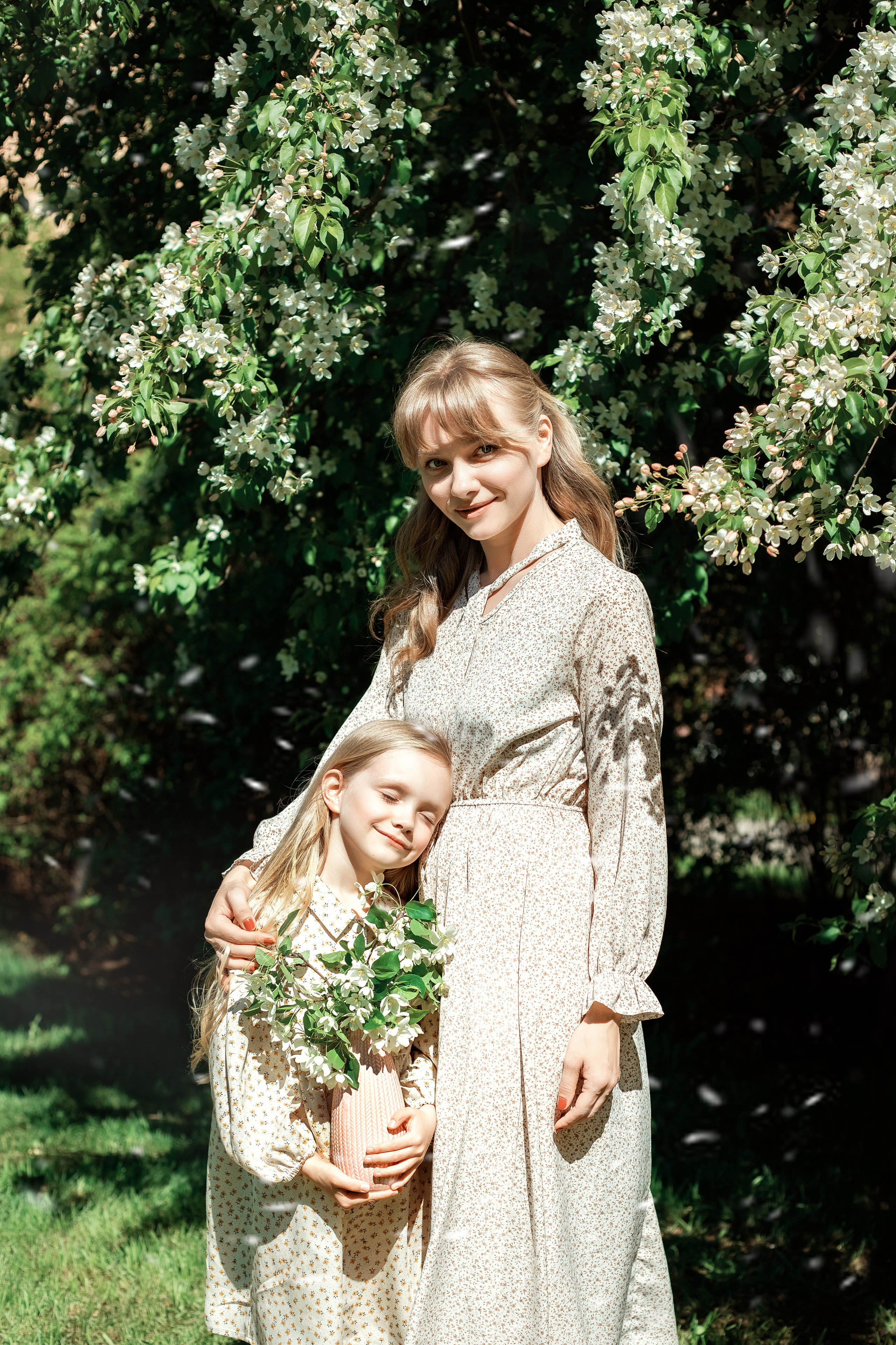 Весенние яблони. Май 2022. Две мамы с дочками. Фотограф Пермь. Свадьбы. Семья и дети, школа, д. сад. Фотокниги