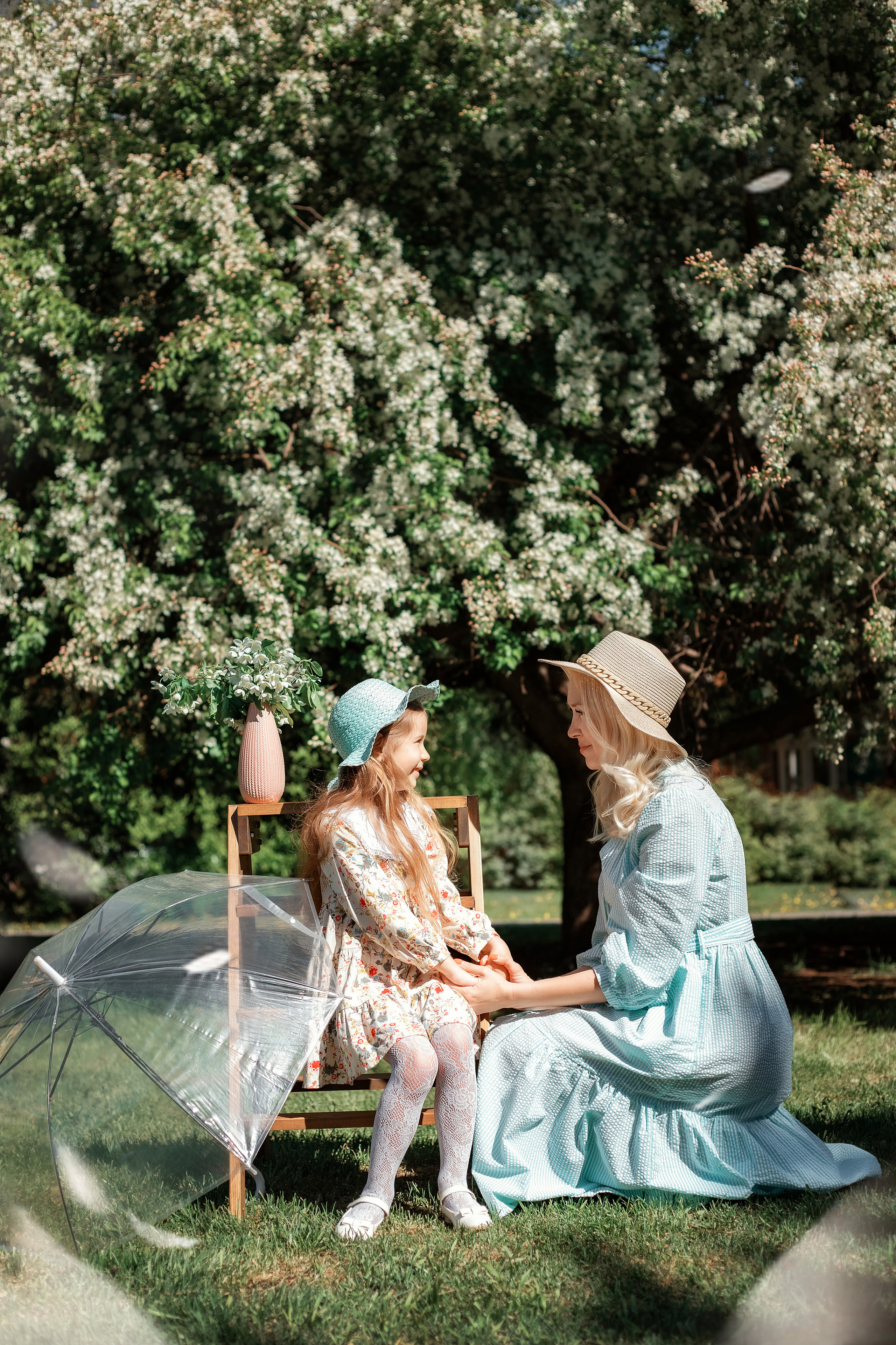 Весенние яблони. Май 2022. Две мамы с дочками. Фотограф Пермь. Свадьбы. Семья и дети, школа, д. сад. Фотокниги