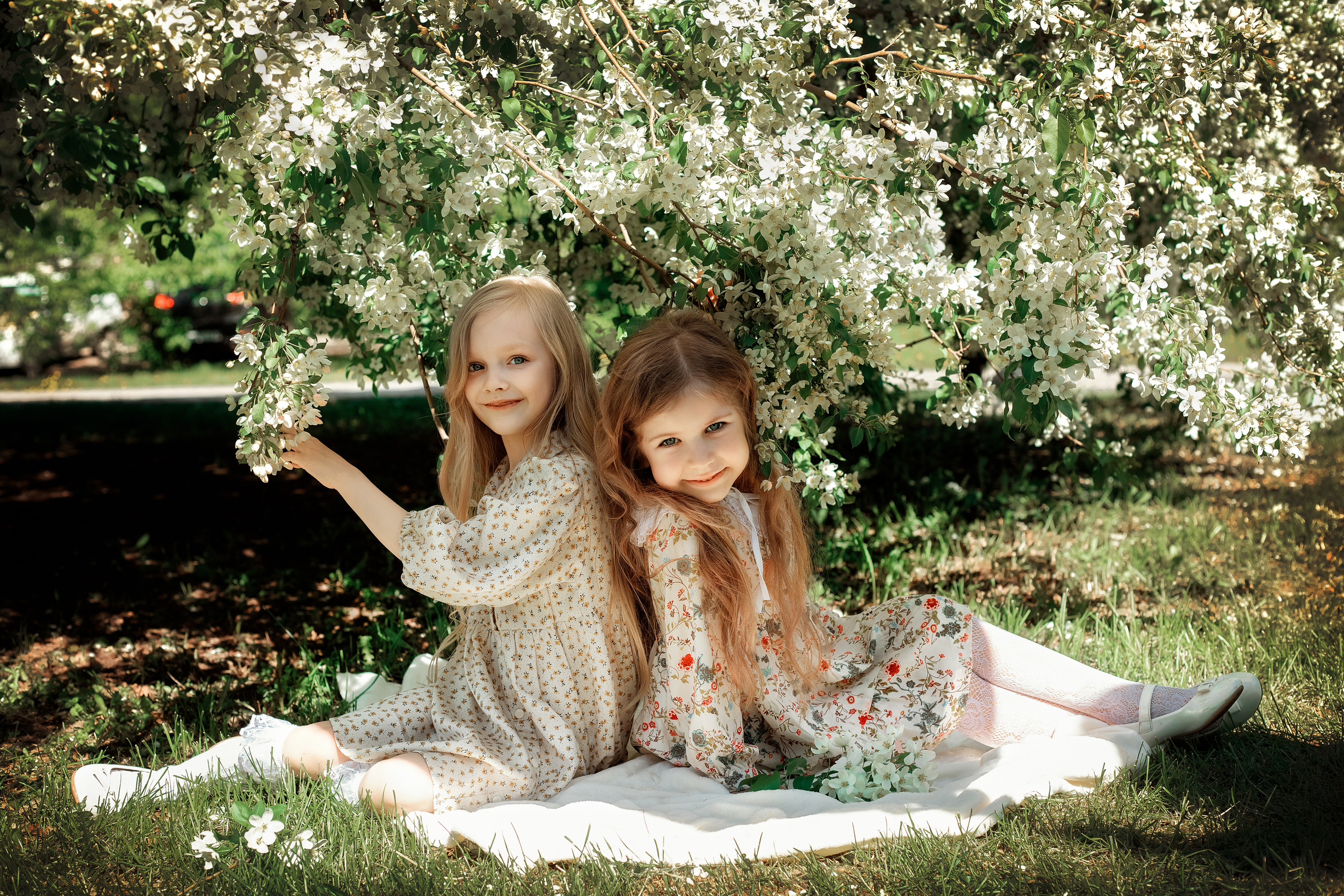 Весенние яблони. Май 2022. Две мамы с дочками. Фотограф Пермь. Свадьбы. Семья и дети, школа, д. сад. Фотокниги