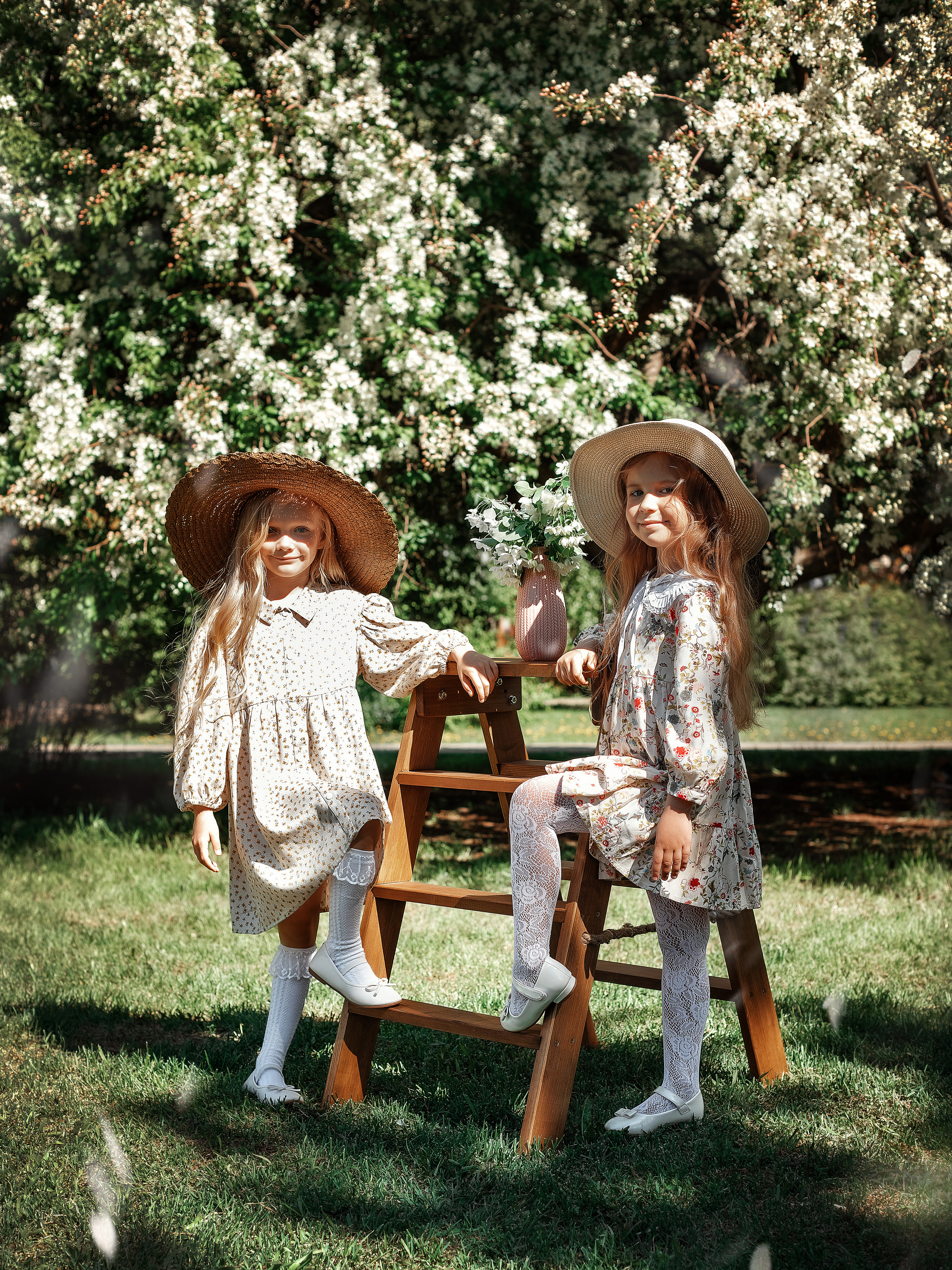 Весенние яблони. Май 2022. Две мамы с дочками. Фотограф Пермь. Свадьбы. Семья и дети, школа, д. сад. Фотокниги