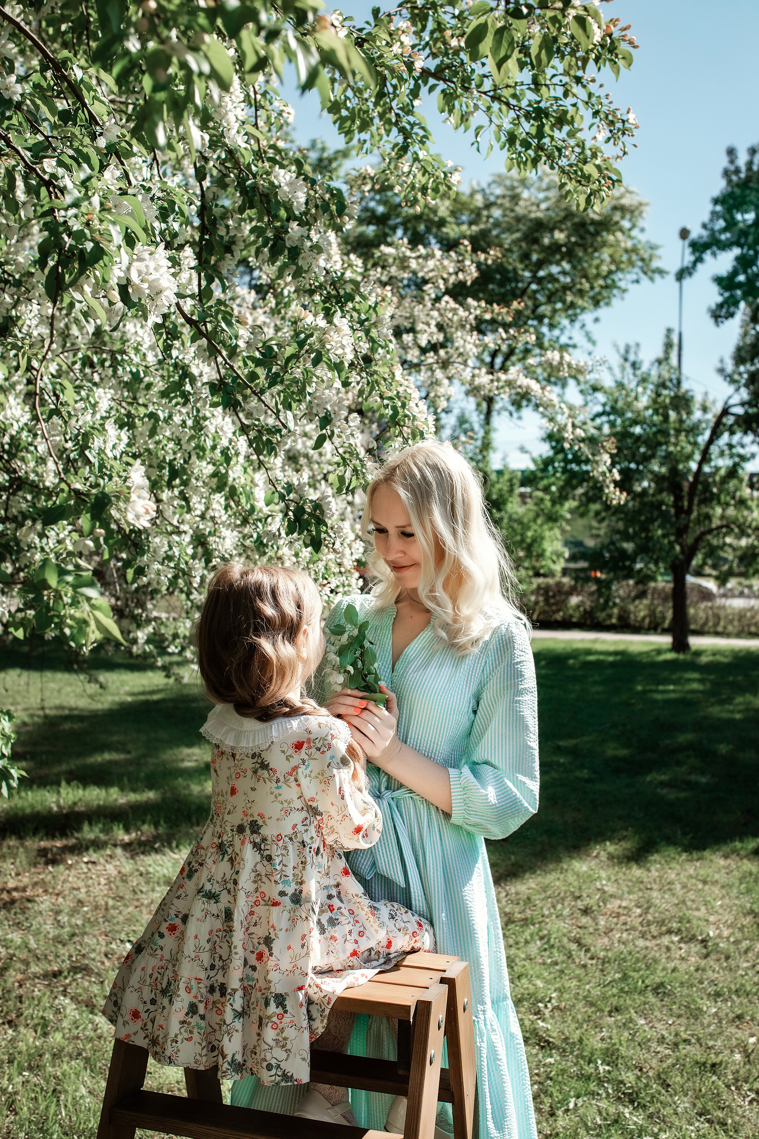 Весенние яблони. Май 2022. Две мамы с дочками. Фотограф Пермь. Свадьбы. Семья и дети, школа, д. сад. Фотокниги