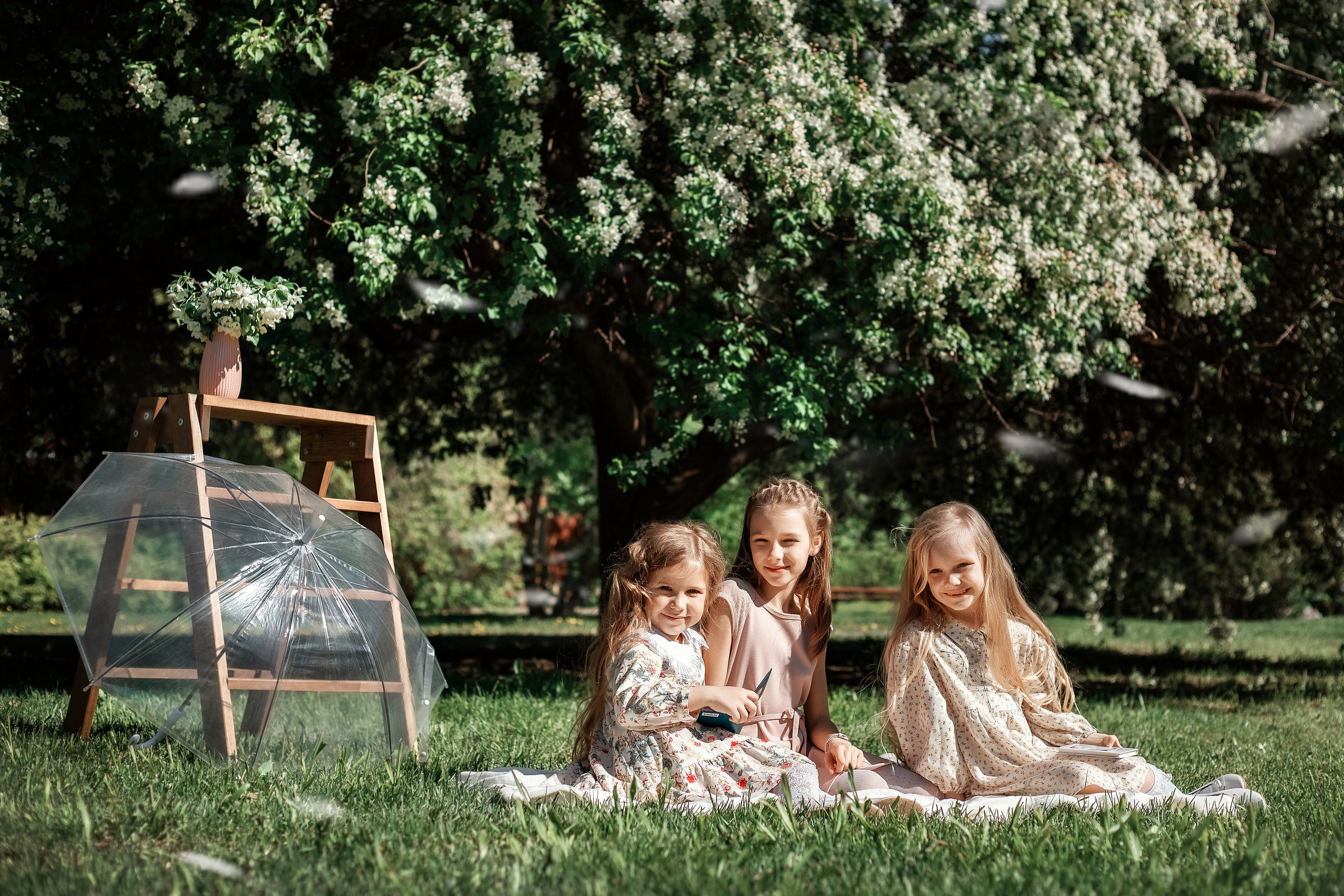 Весенние яблони. Май 2022. Две мамы с дочками. Фотограф Пермь. Свадьбы. Семья и дети, школа, д. сад. Фотокниги