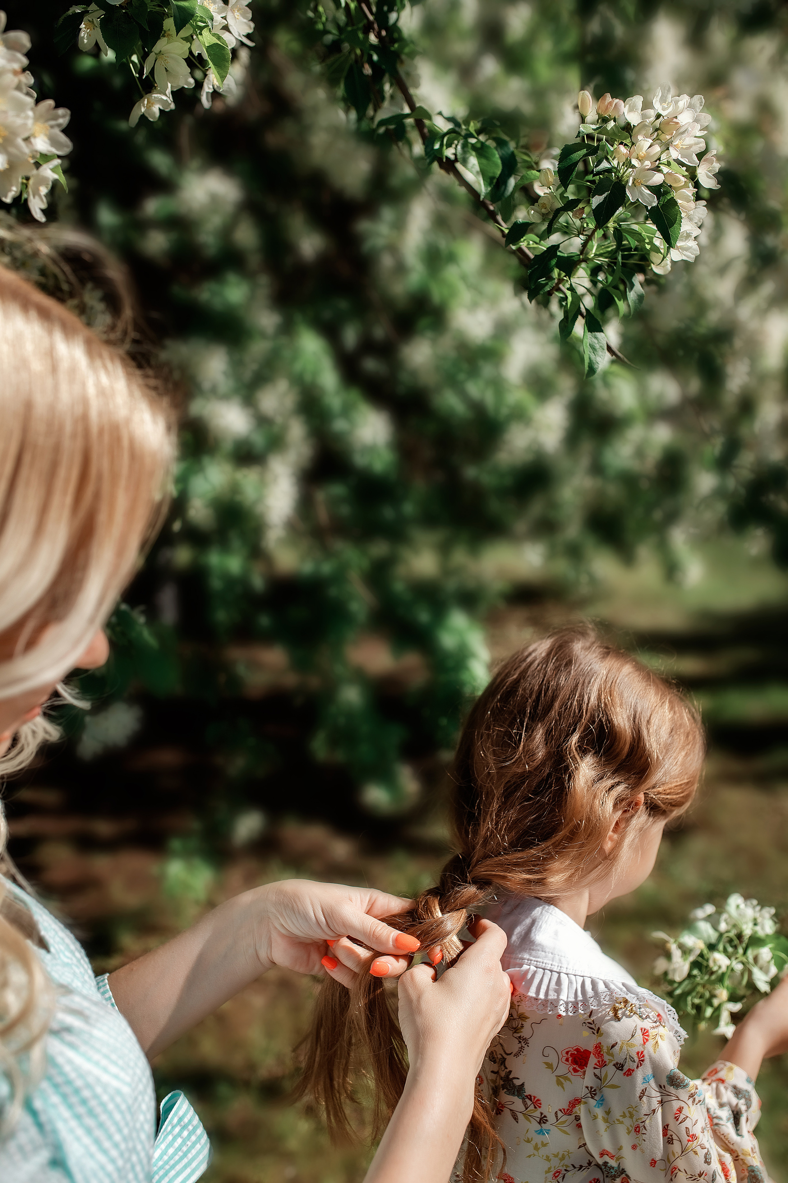 Весенние яблони. Май 2022. Две мамы с дочками. Фотограф Пермь. Свадьбы. Семья и дети, школа, д. сад. Фотокниги