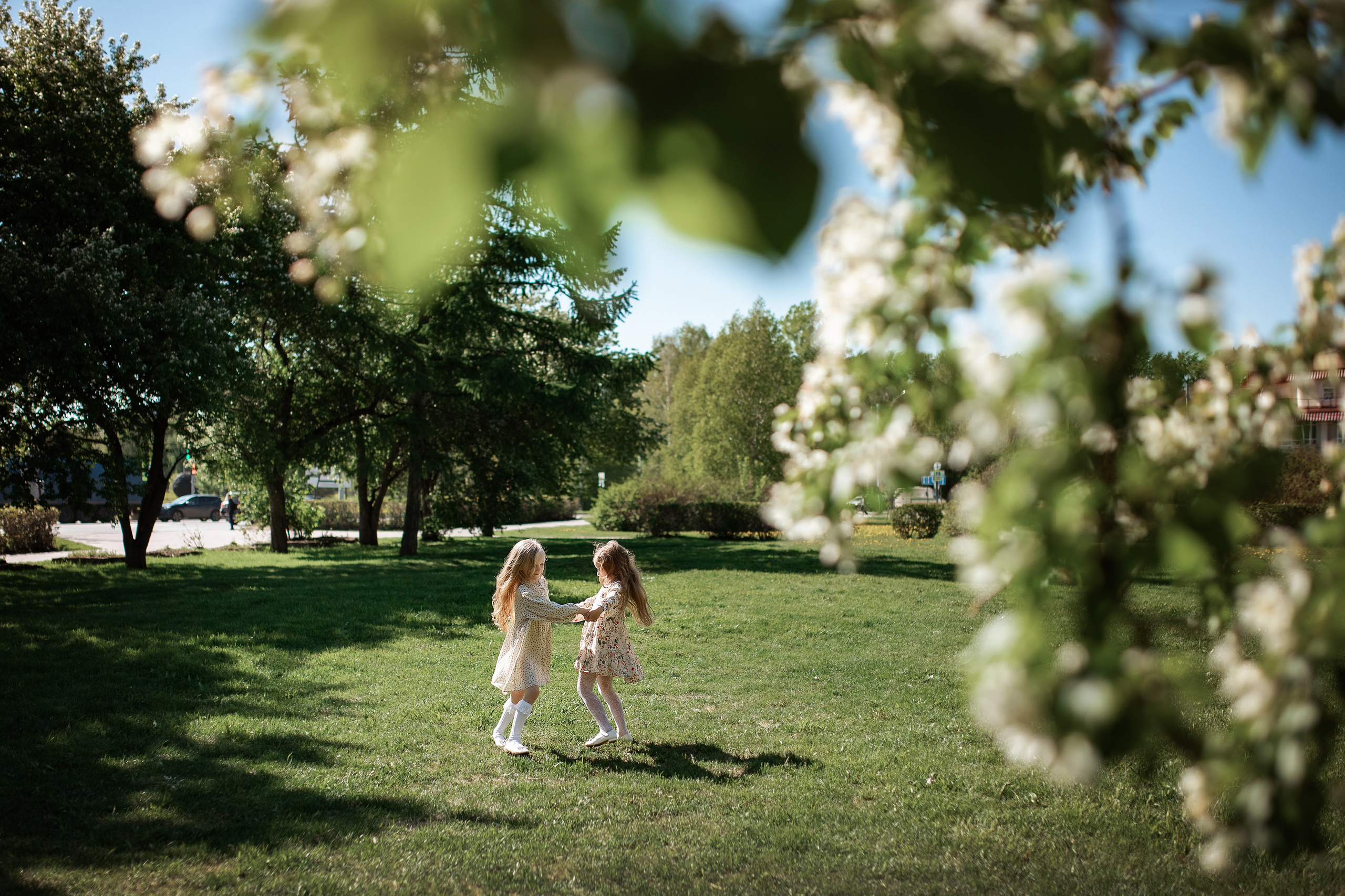 Весенние яблони. Май 2022. Две мамы с дочками. Фотограф Пермь. Свадьбы. Семья и дети, школа, д. сад. Фотокниги