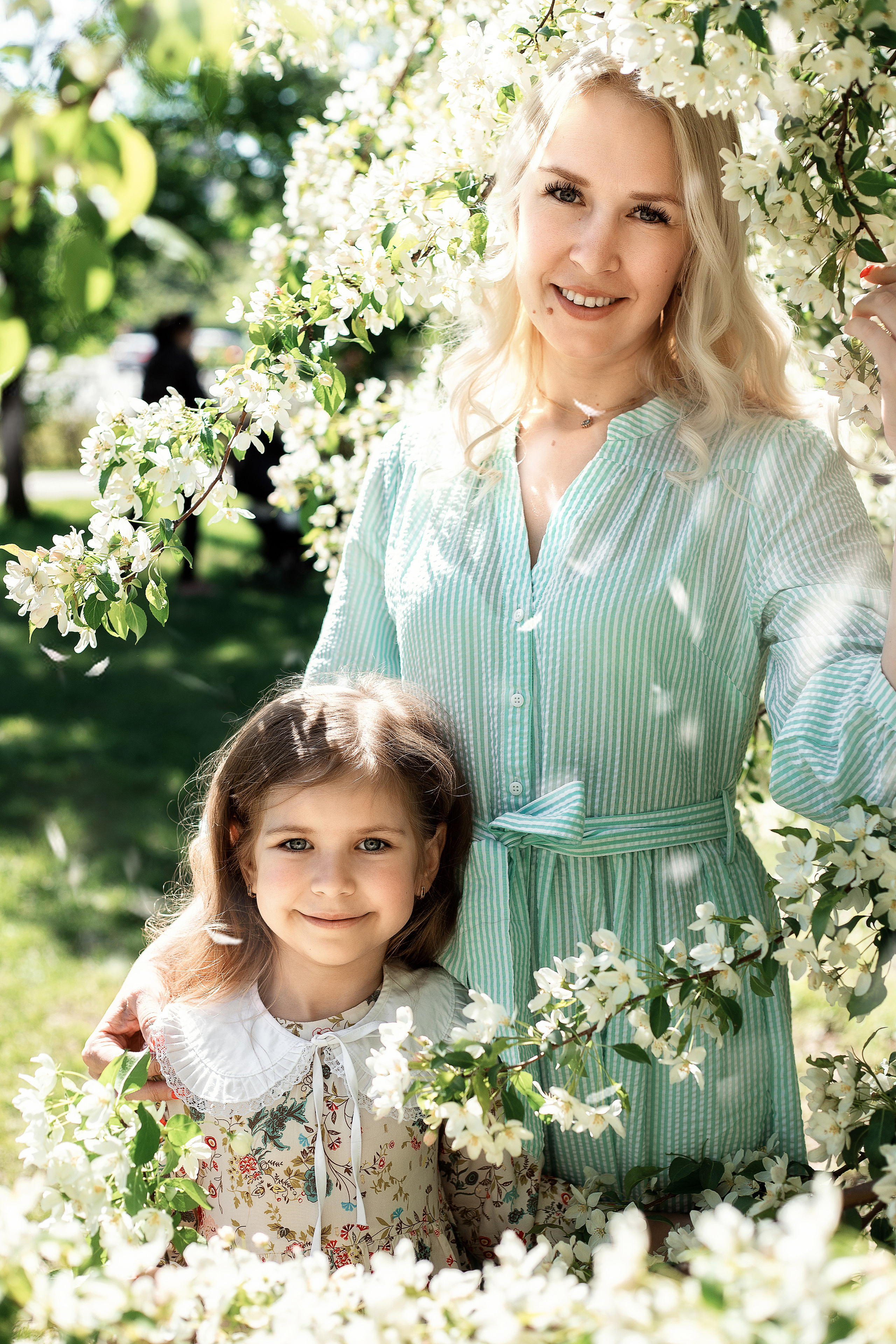 Весенние яблони. Май 2022. Две мамы с дочками. Фотограф Пермь. Свадьбы. Семья и дети, школа, д. сад. Фотокниги