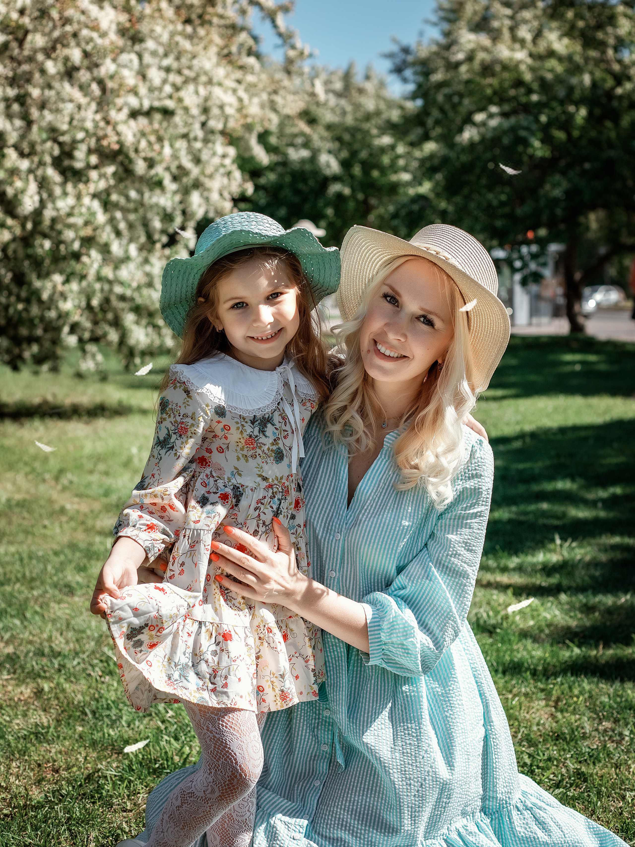 Весенние яблони. Май 2022. Две мамы с дочками. Фотограф Пермь. Свадьбы. Семья и дети, школа, д. сад. Фотокниги
