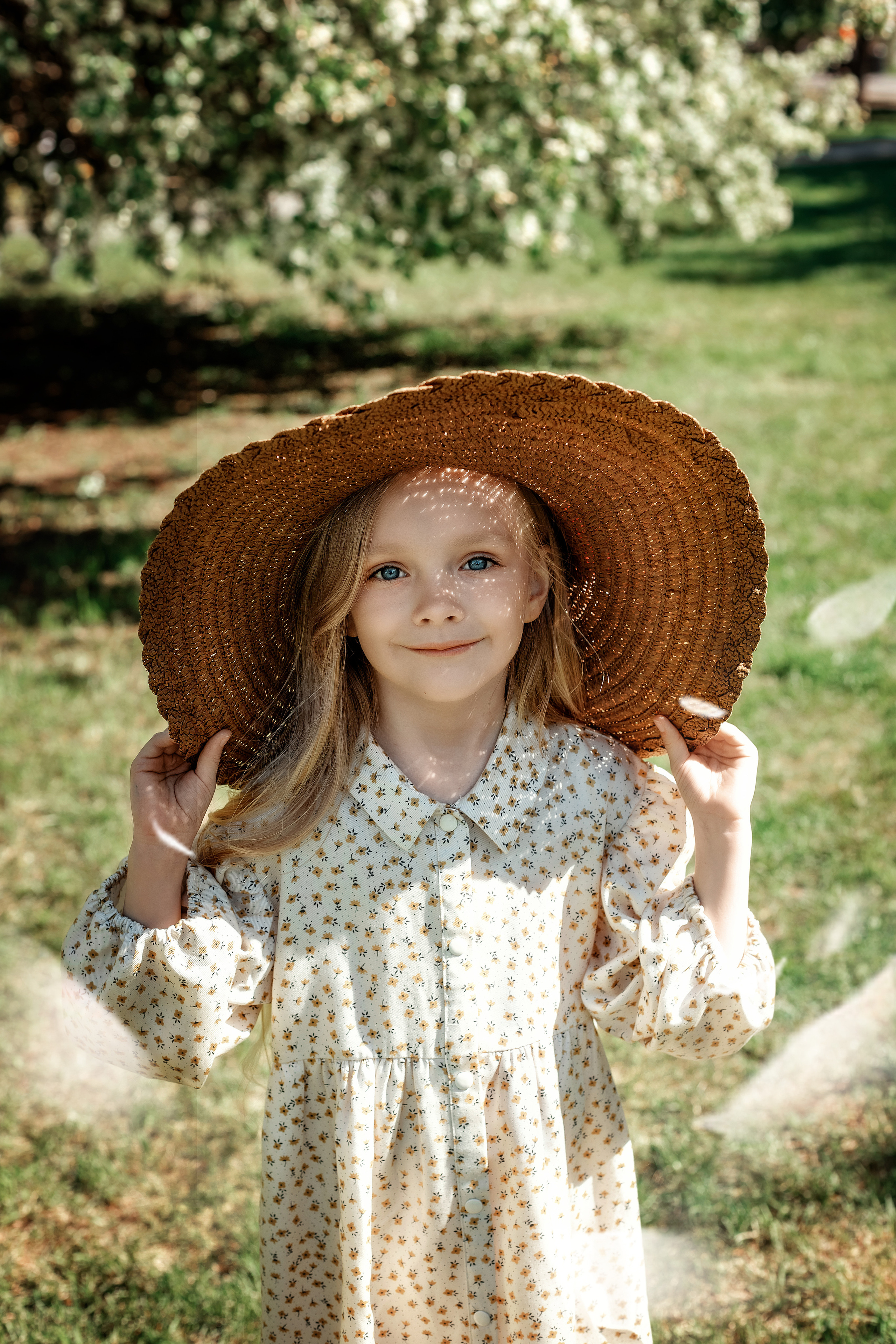 Весенние яблони. Май 2022. Две мамы с дочками. Фотограф Пермь. Свадьбы. Семья и дети, школа, д. сад. Фотокниги