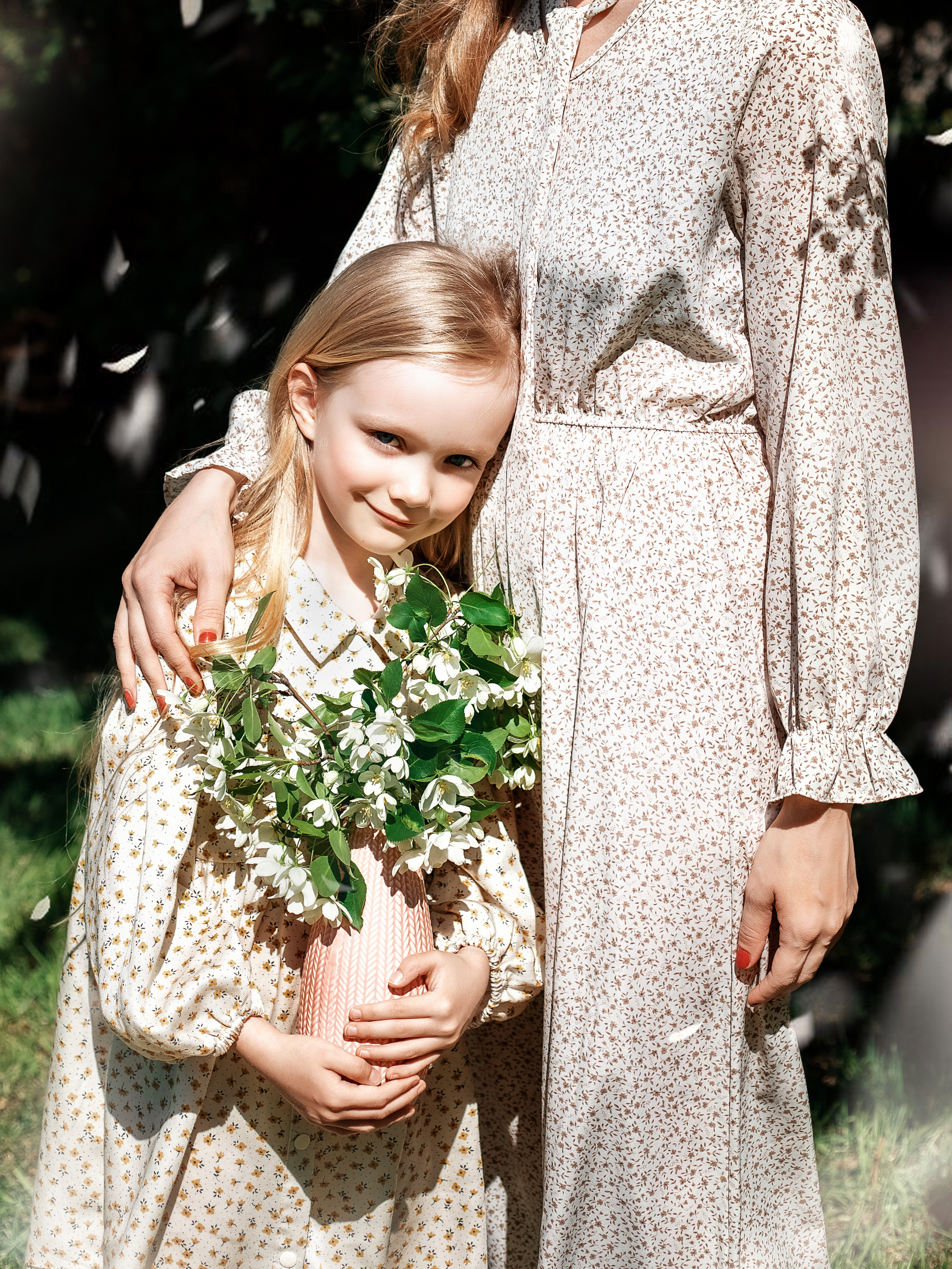 Весенние яблони. Май 2022. Две мамы с дочками. Фотограф Пермь. Свадьбы. Семья и дети, школа, д. сад. Фотокниги