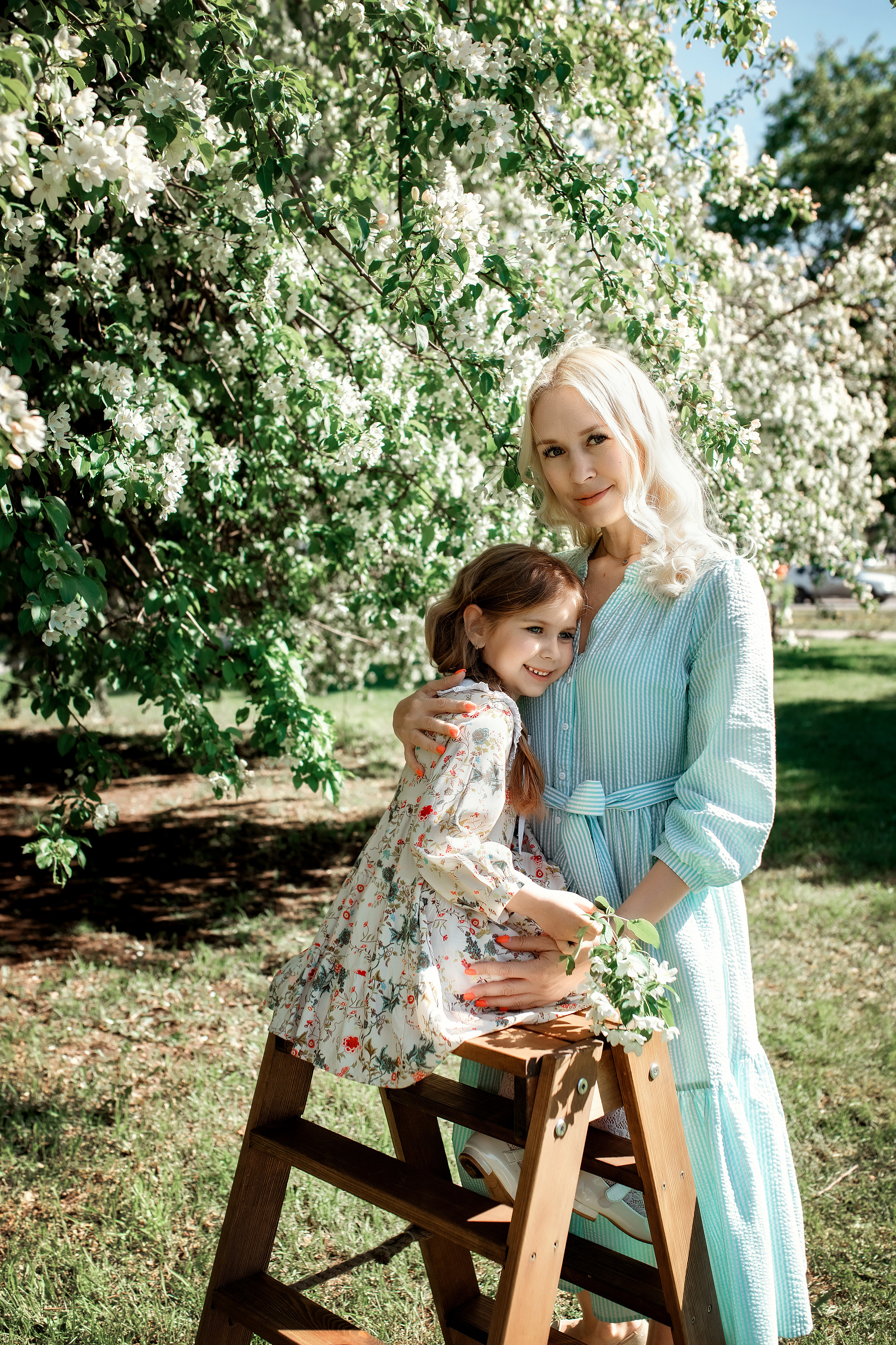Весенние яблони. Май 2022. Две мамы с дочками. Фотограф Пермь. Свадьбы. Семья и дети, школа, д. сад. Фотокниги