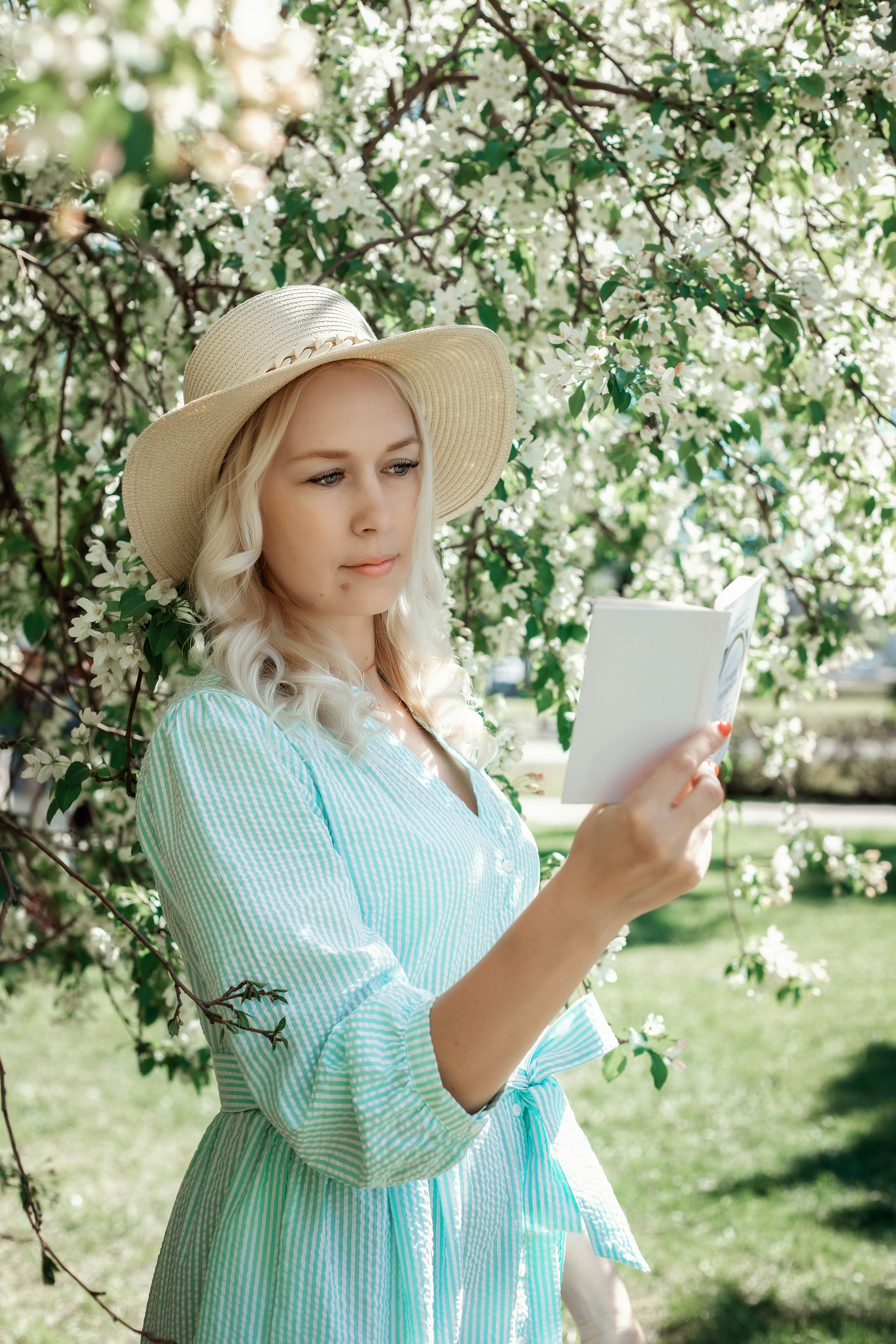 Весенние яблони. Май 2022. Две мамы с дочками. Фотограф Пермь. Свадьбы. Семья и дети, школа, д. сад. Фотокниги
