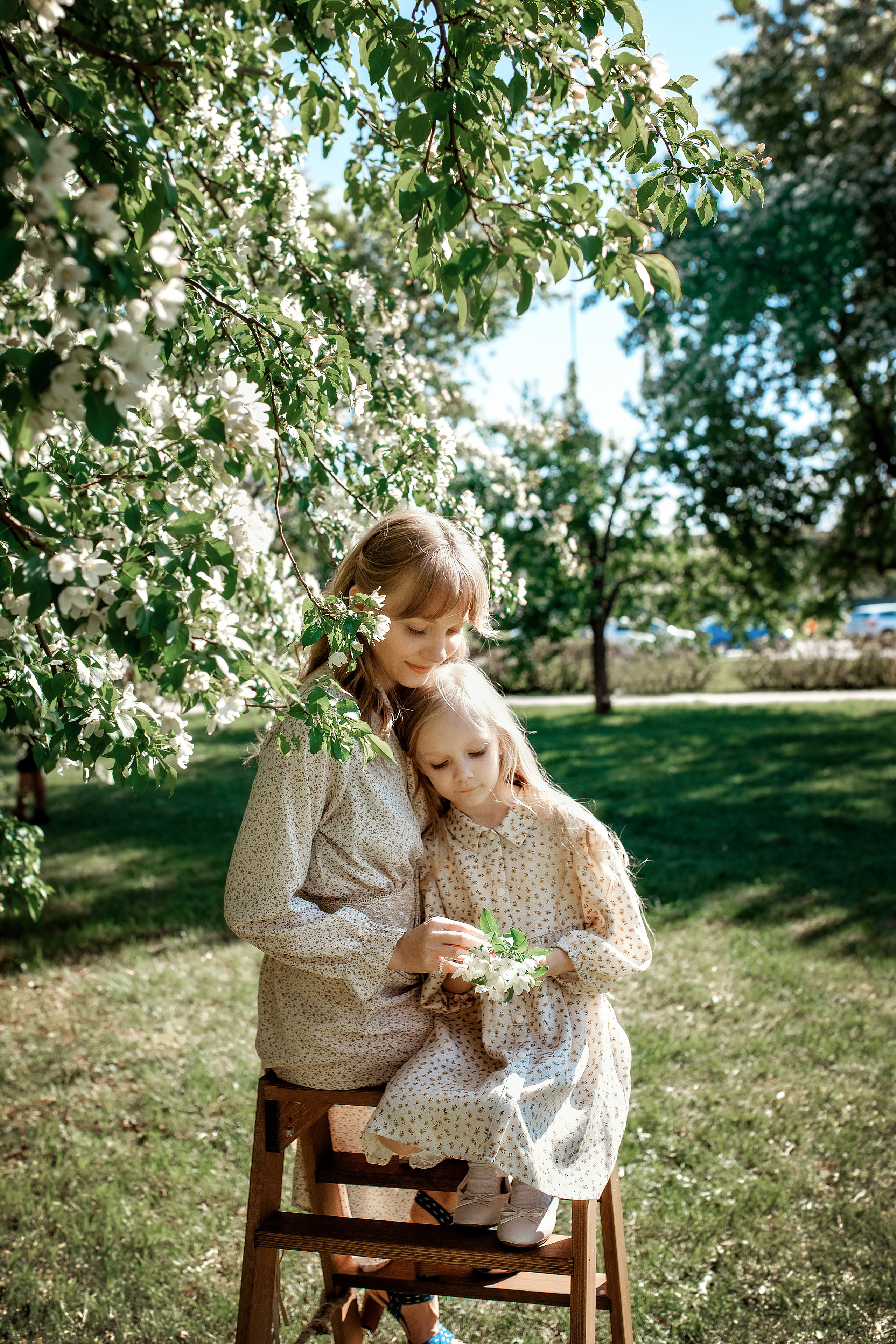 Весенние яблони. Май 2022. Две мамы с дочками. Фотограф Пермь. Свадьбы. Семья и дети, школа, д. сад. Фотокниги