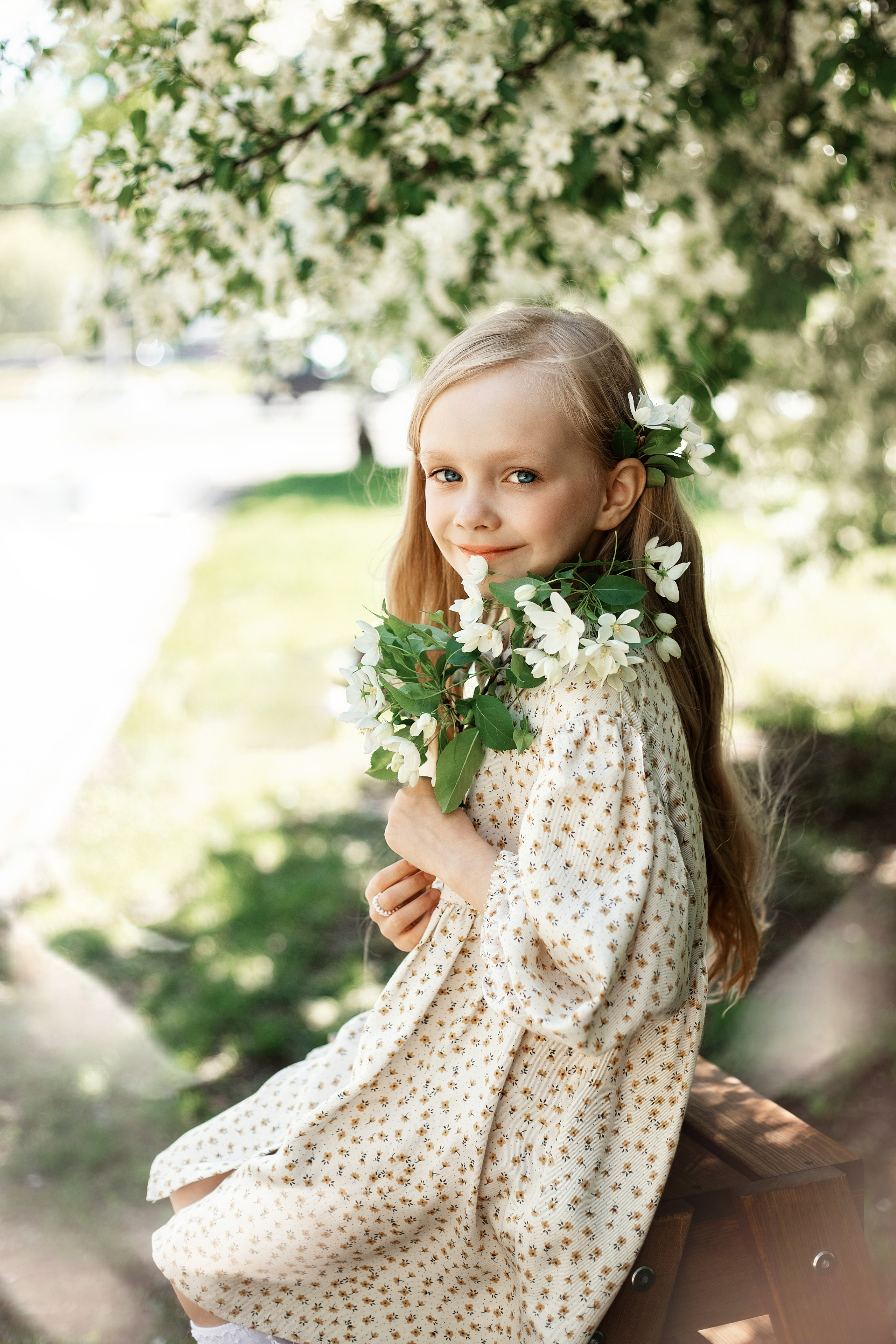 Весенние яблони. Май 2022. Две мамы с дочками. Фотограф Пермь. Свадьбы. Семья и дети, школа, д. сад. Фотокниги