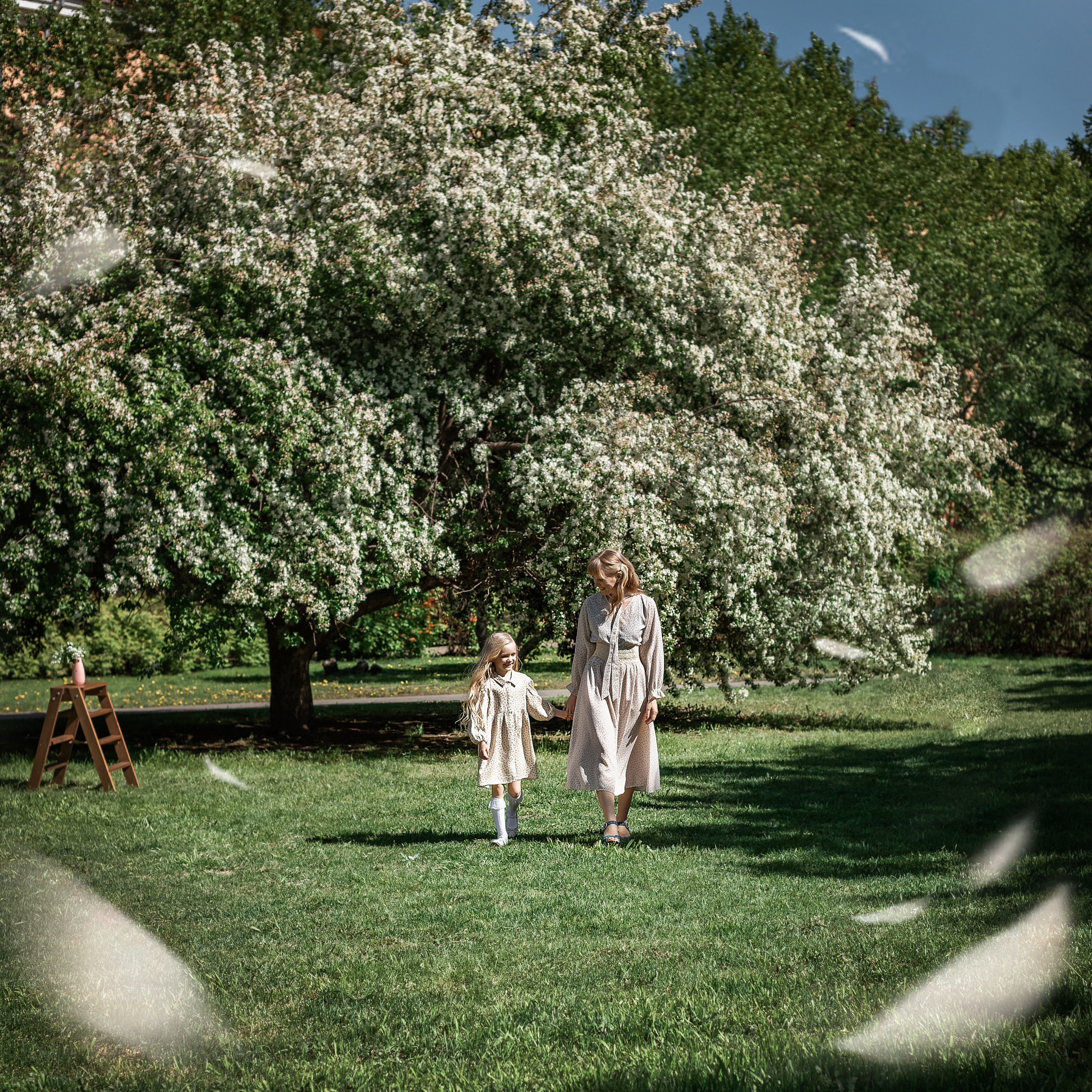 Весенние яблони. Май 2022. Две мамы с дочками. Фотограф Пермь. Свадьбы. Семья и дети, школа, д. сад. Фотокниги